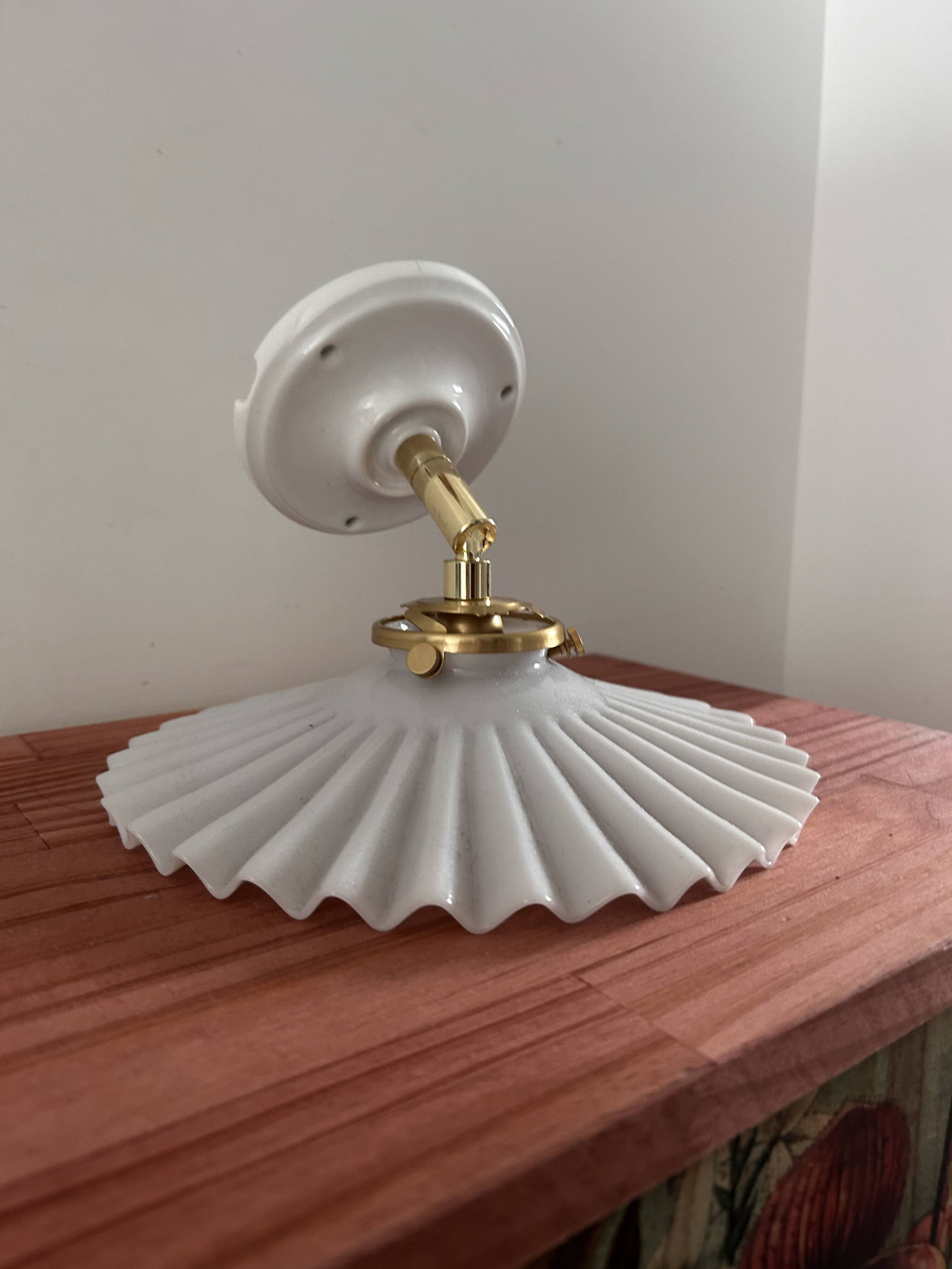 Opaline serrated wall light