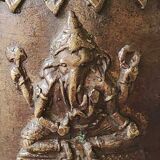 Cloche de temple antique/décor lord ganesh feng-shui. en bronze patiné brune