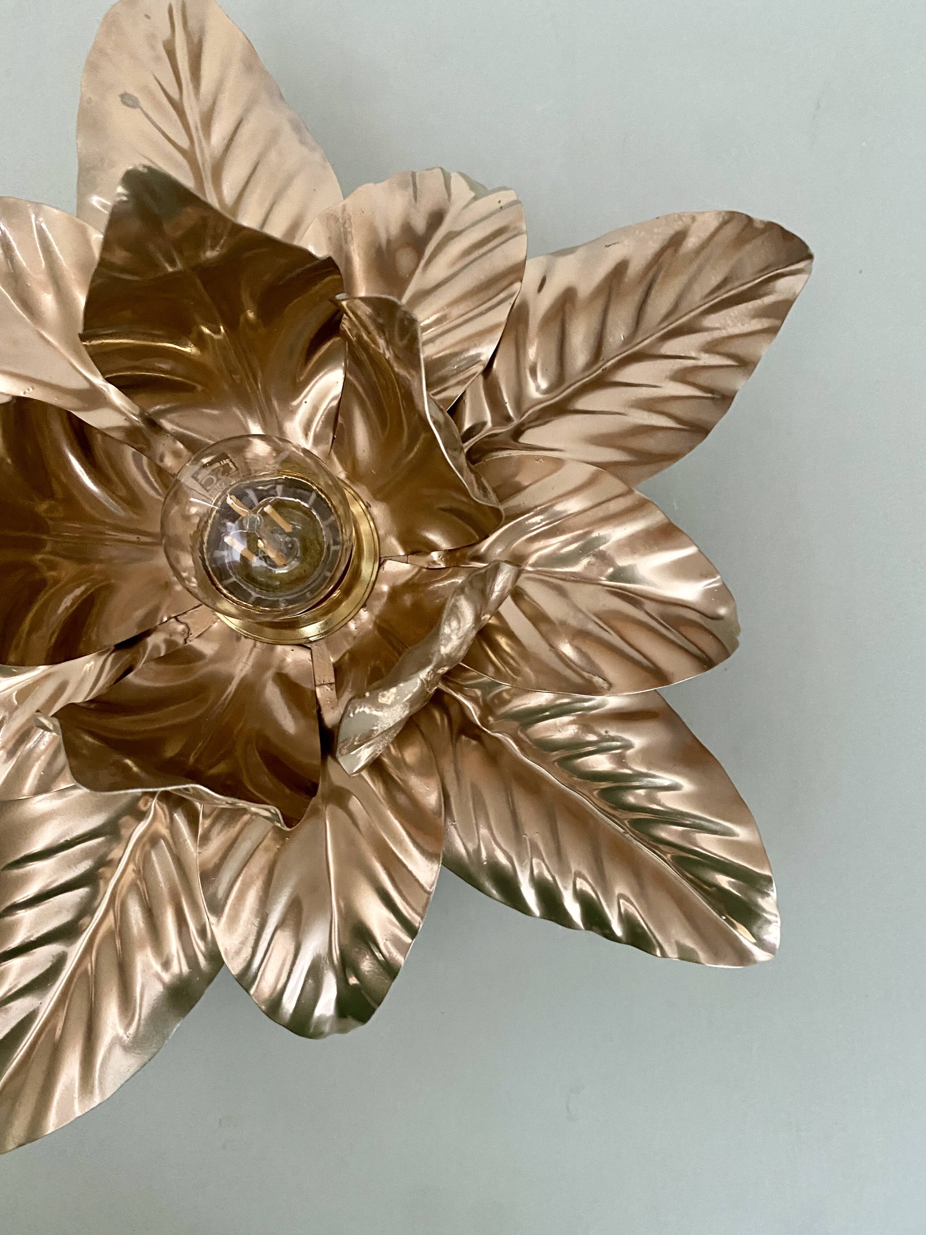 Vintage wall light in gold metal with leaf decorations