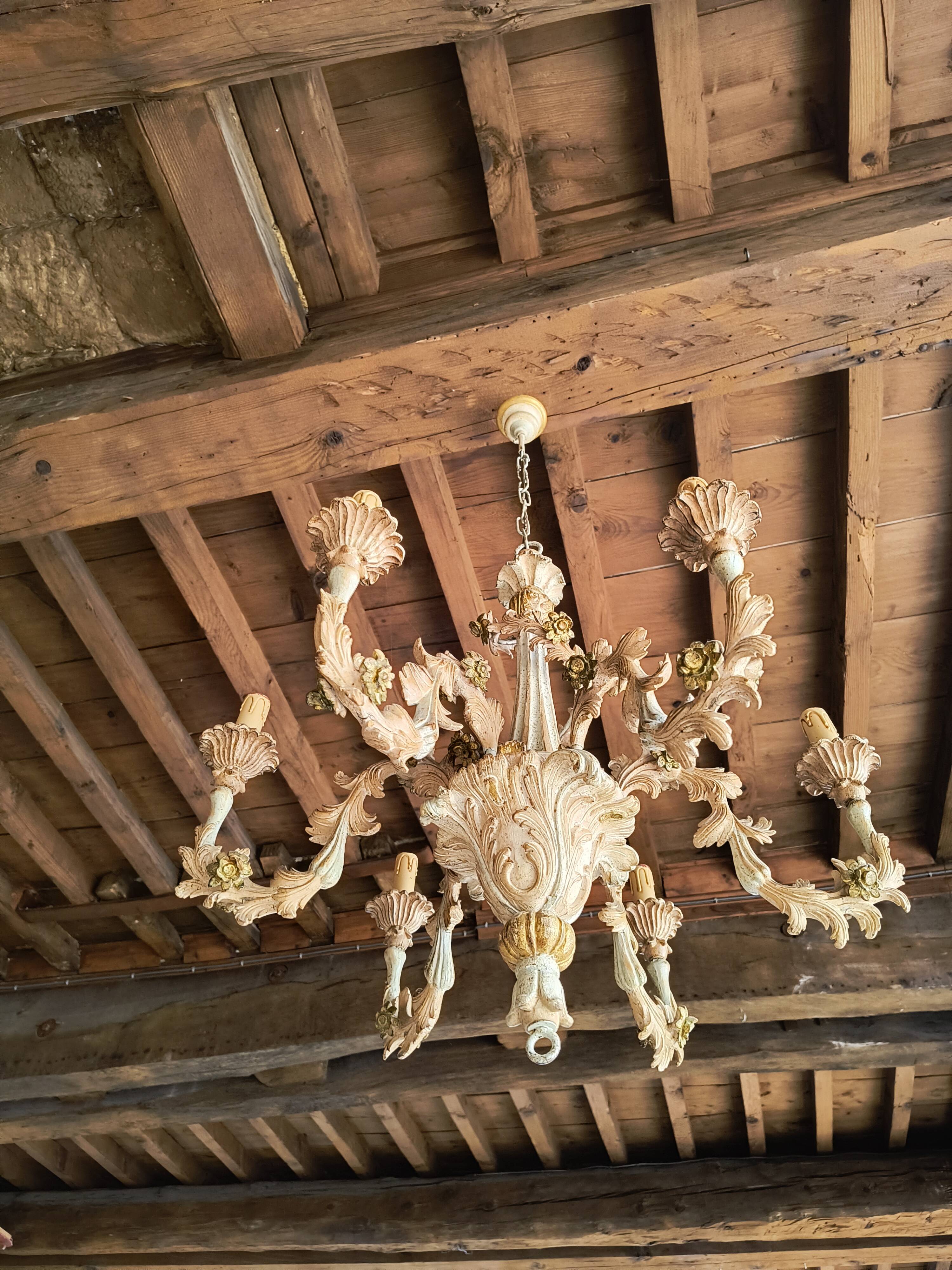 Florentine chandelier in carved wood with polychrome patina.