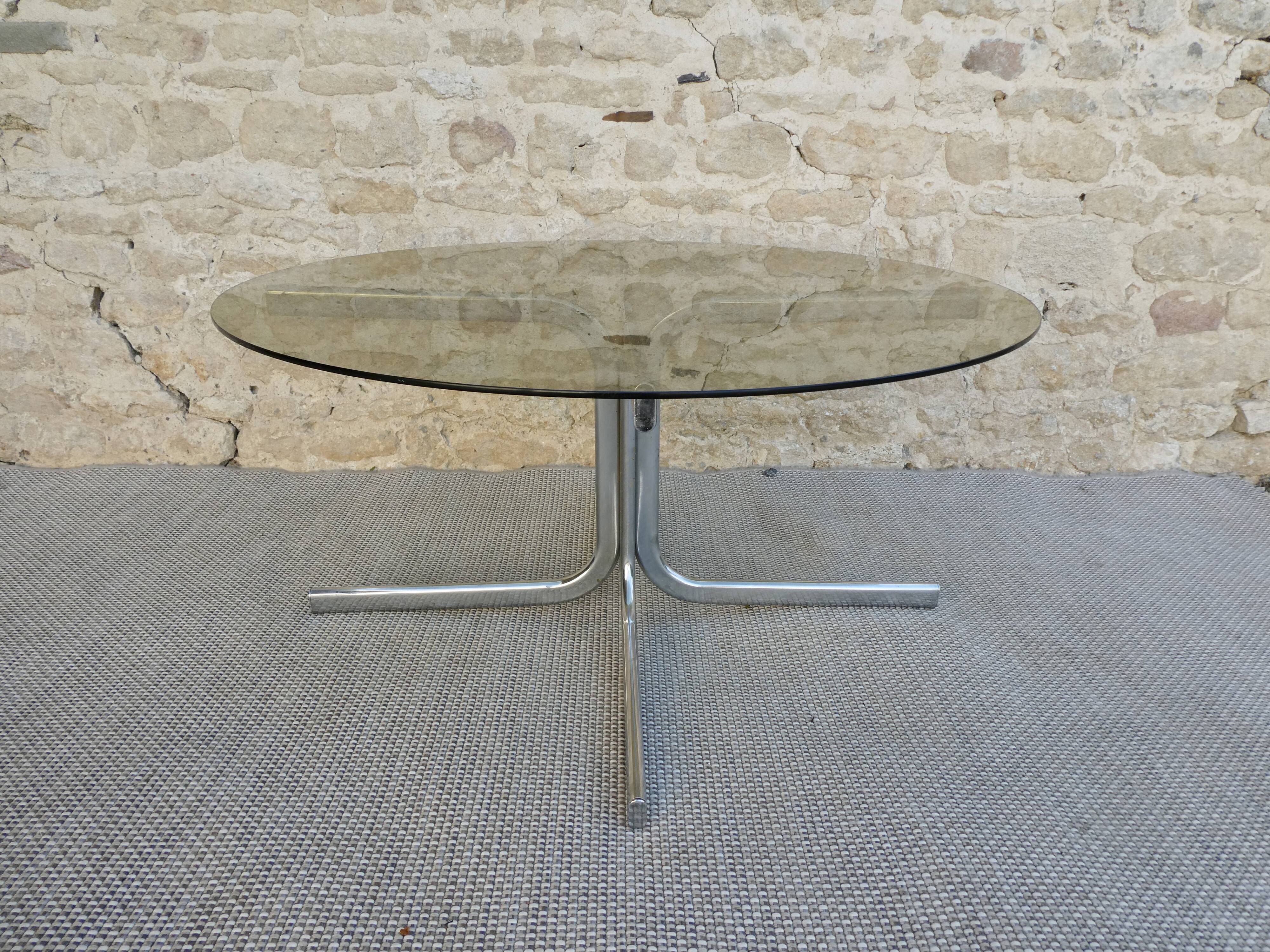 Table basse ronde en métal chromé et verre fumé
