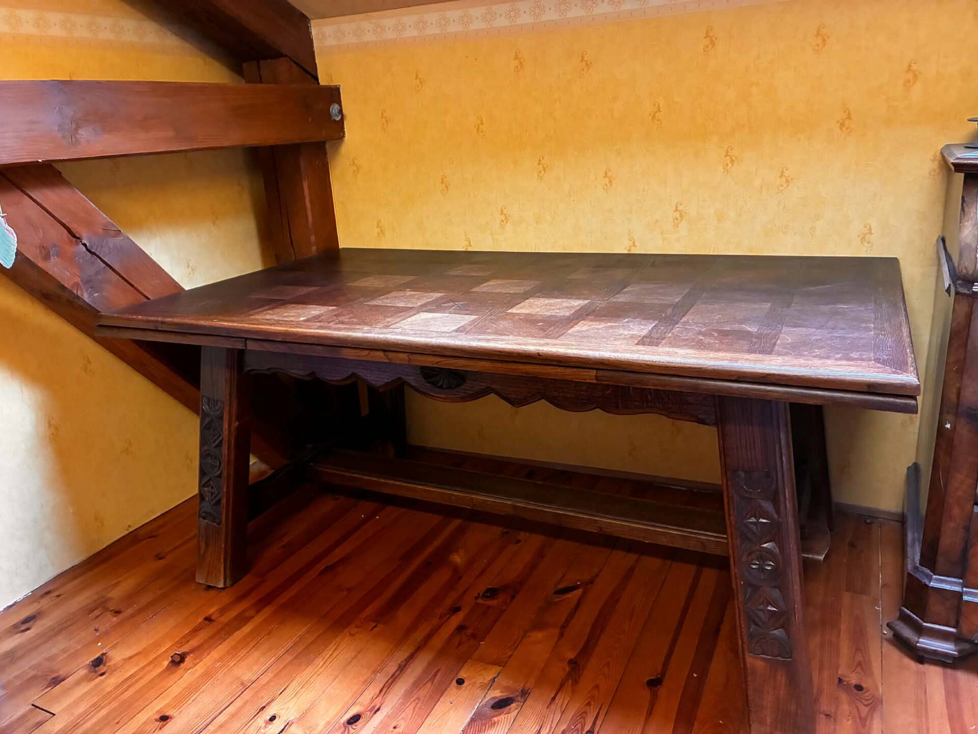 Table rustique en bois massif sculpté — Style savoyard / art populai