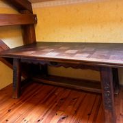 Table rustique en bois massif sculpté — Style savoyard / art populai
