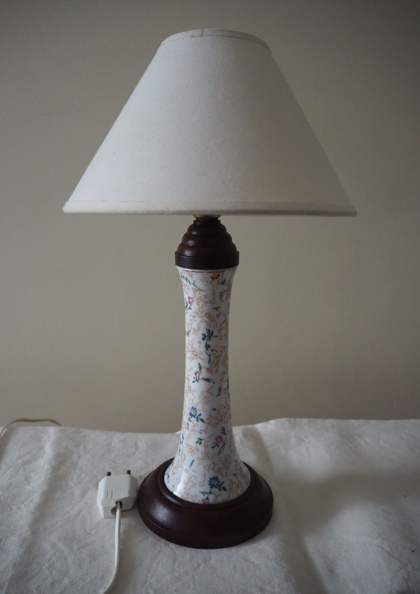 Lampe à poser de table de chevet d’appoint en faïence et socle en bois
