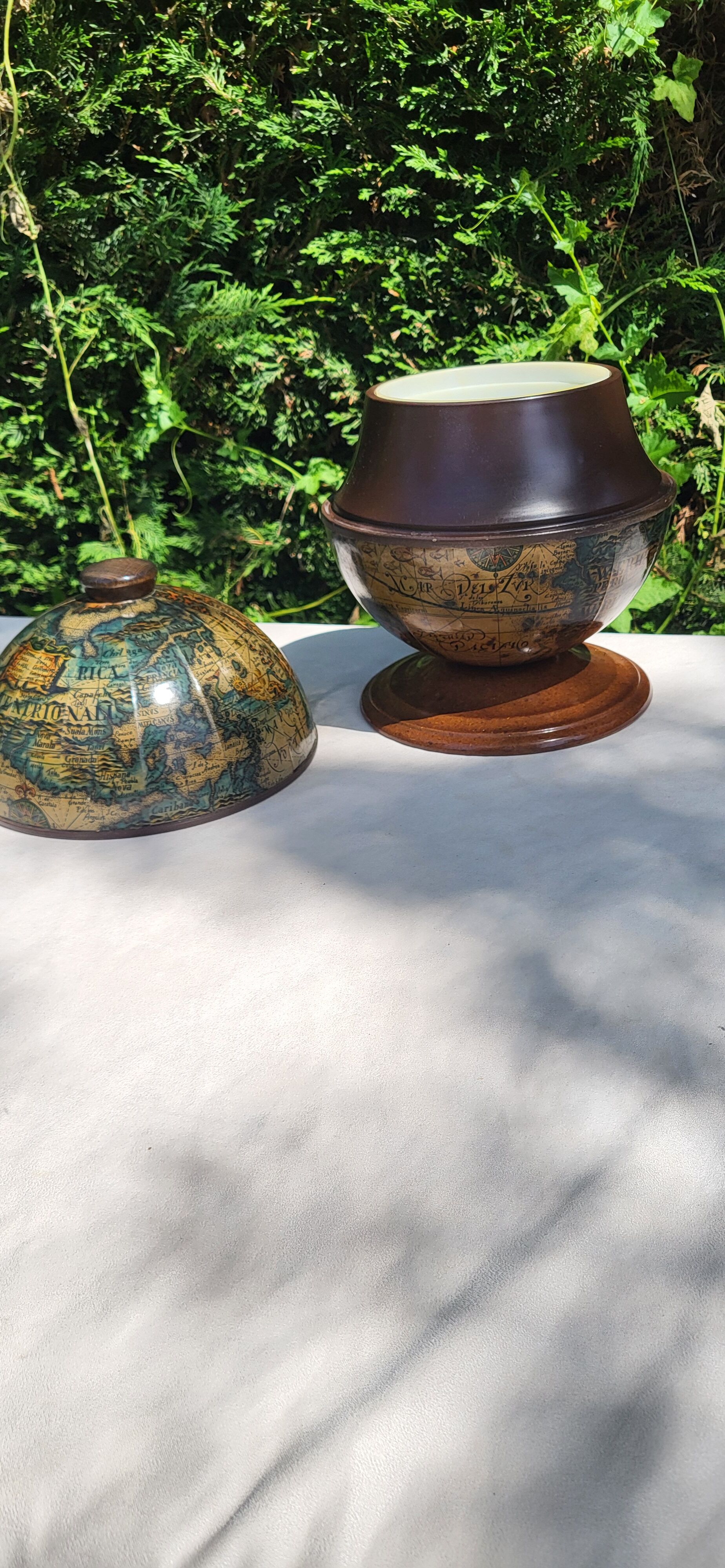 Globe terrestrial ice cubes