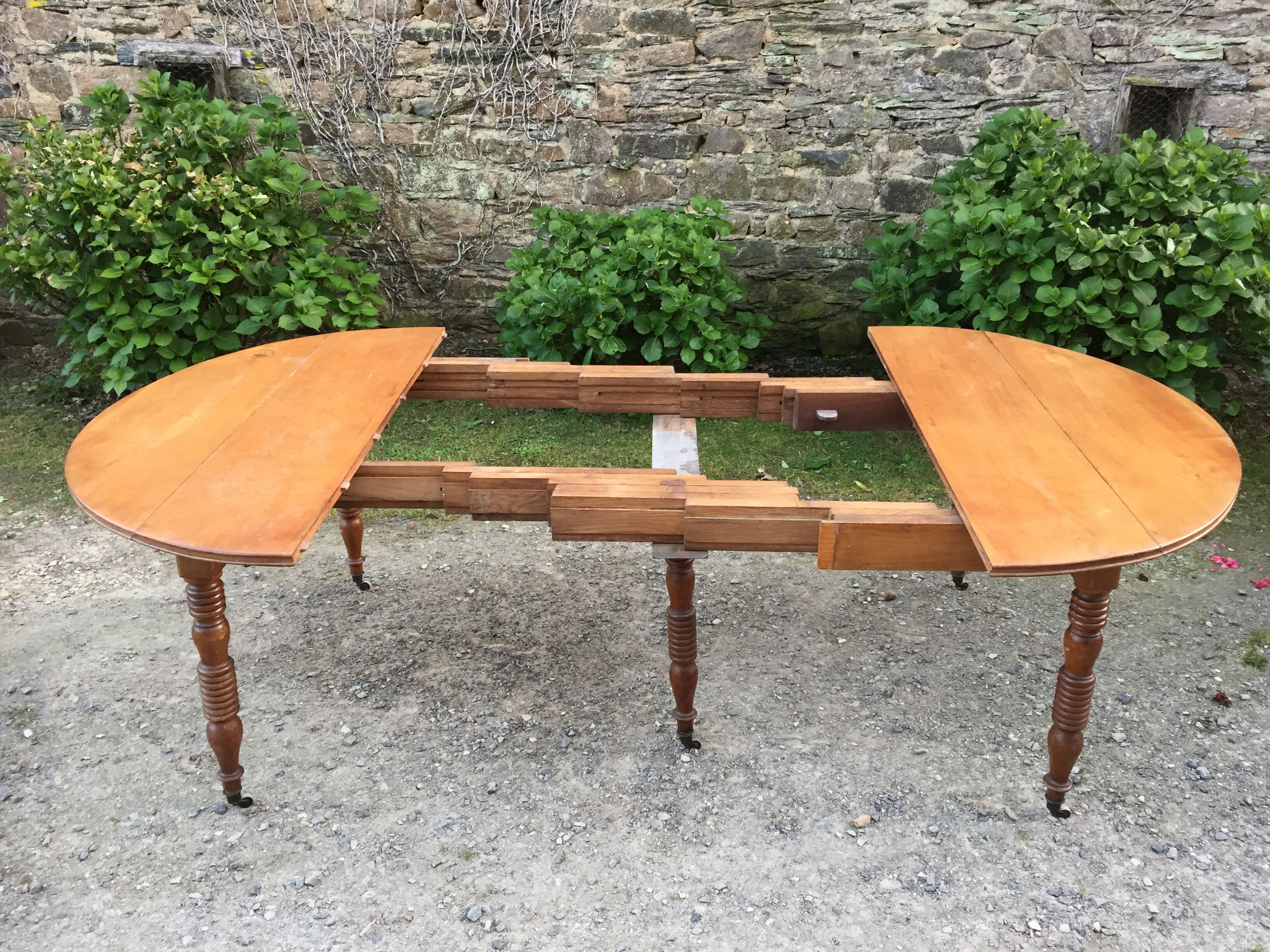 Old oval table Louis Philippe with 6 feet