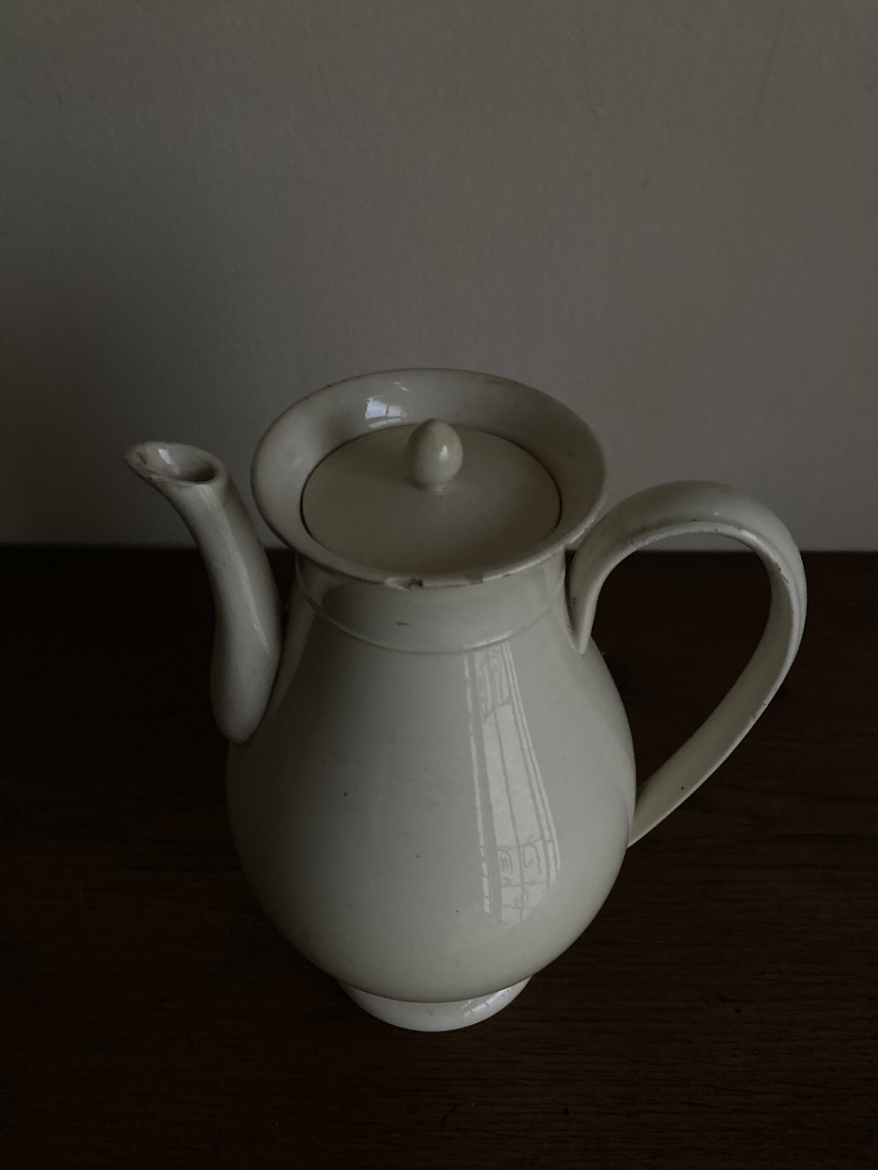 Creil and Montereau neo-classical Directoire coffee pot in fine earthenware circa 1800