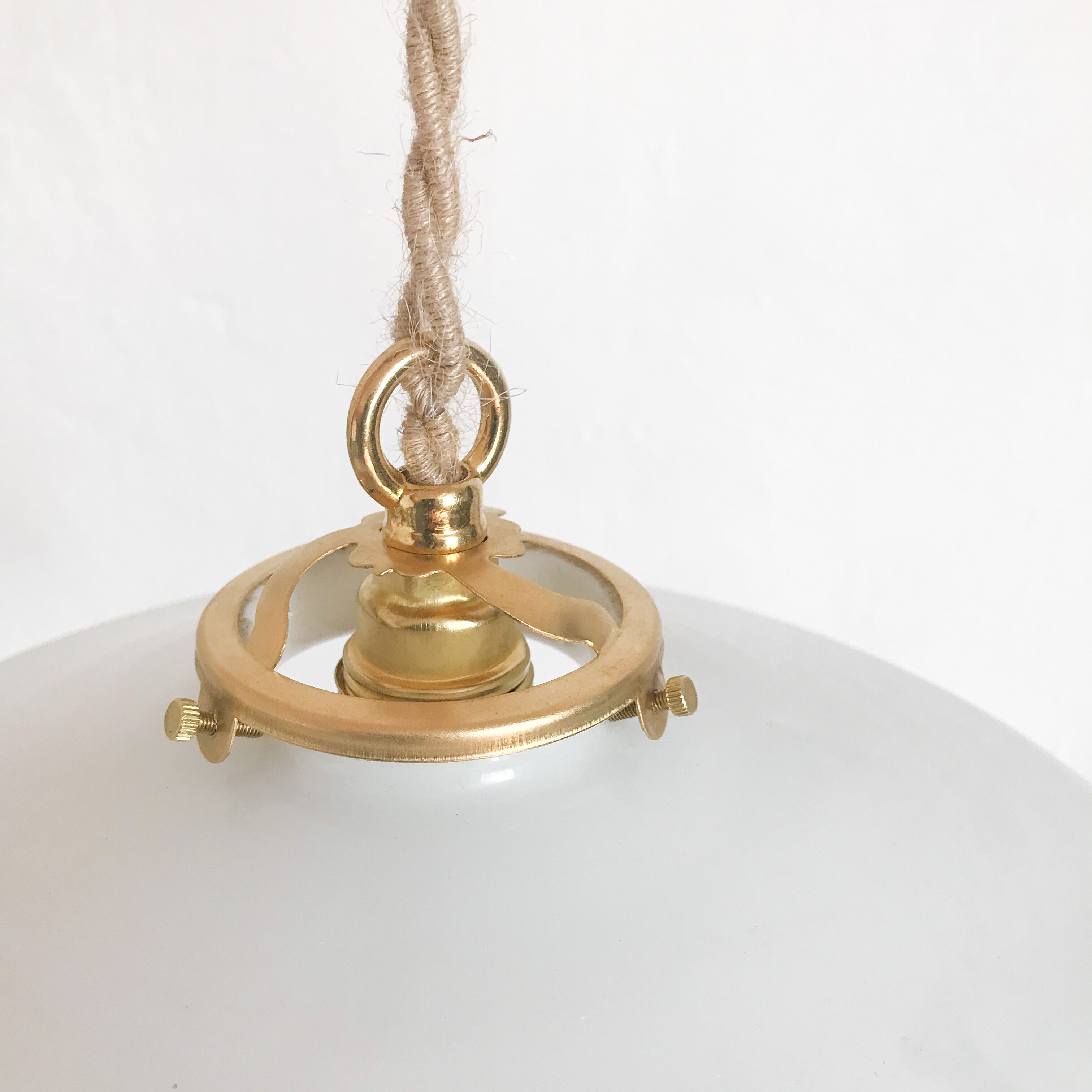 Old opaline flat suspension