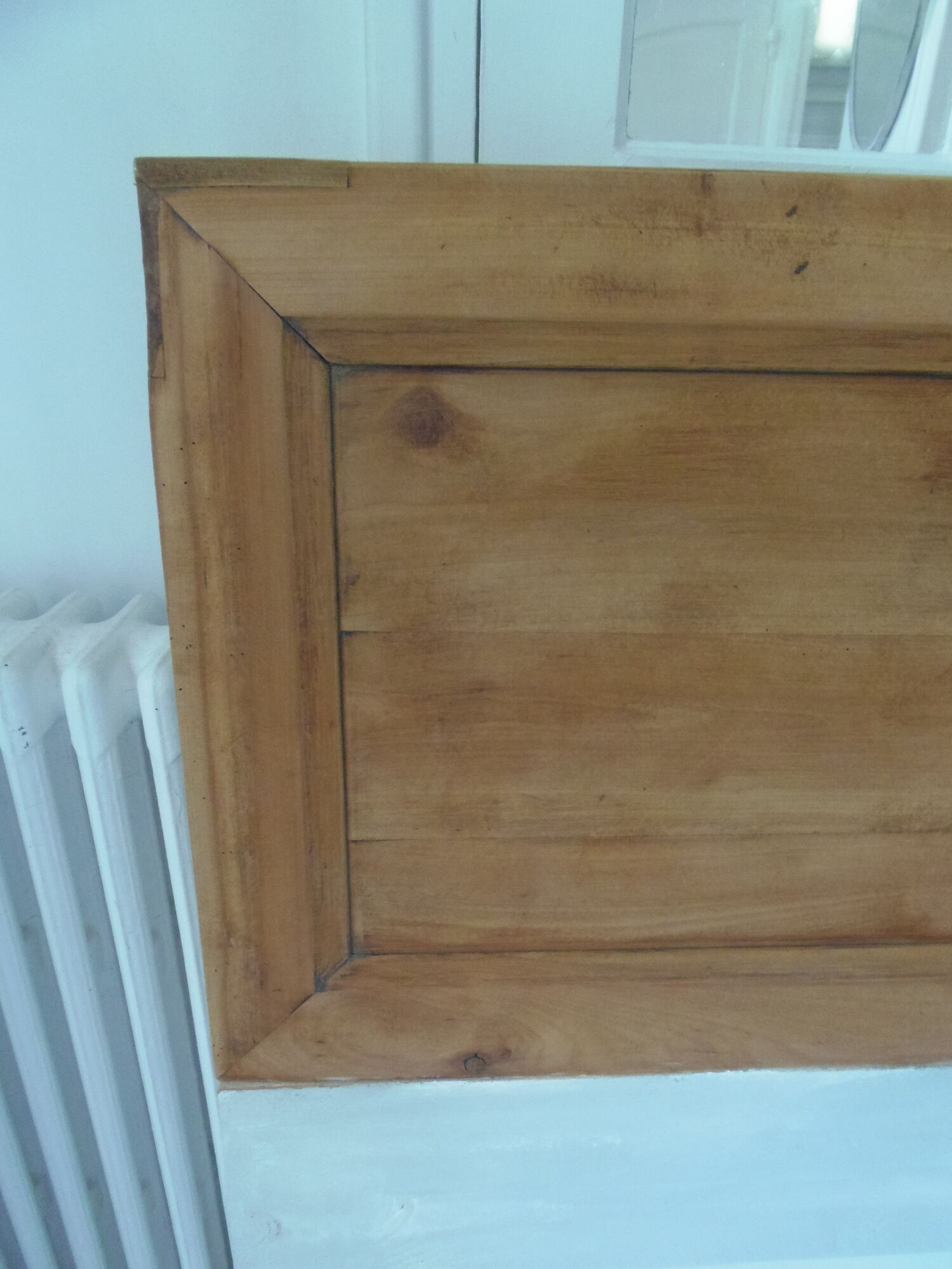 Tête de lit ancienne aux lignes simple en bois brut finition cirée