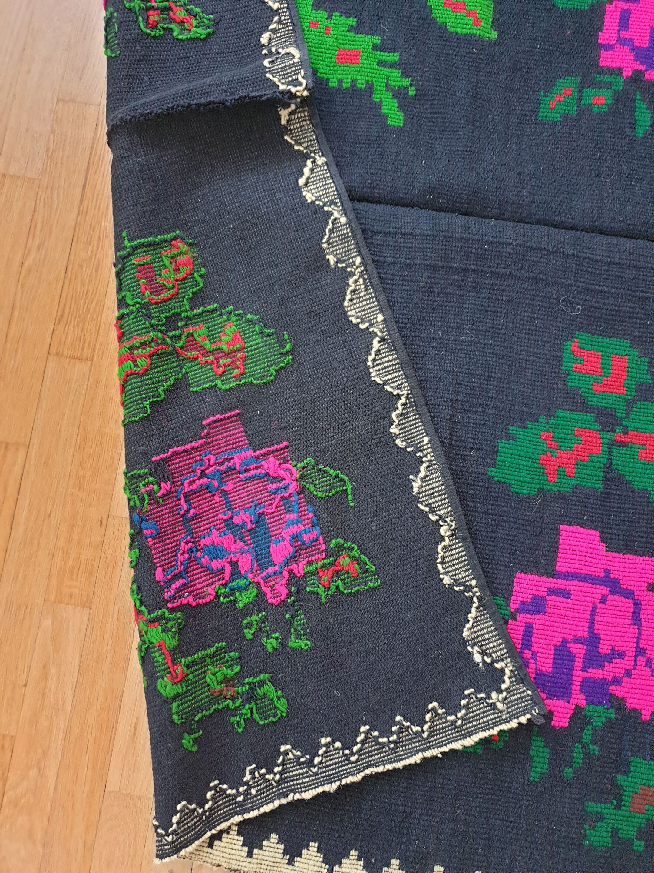 Tapis roumain tissé à la main, fond noir avec de grandes roses