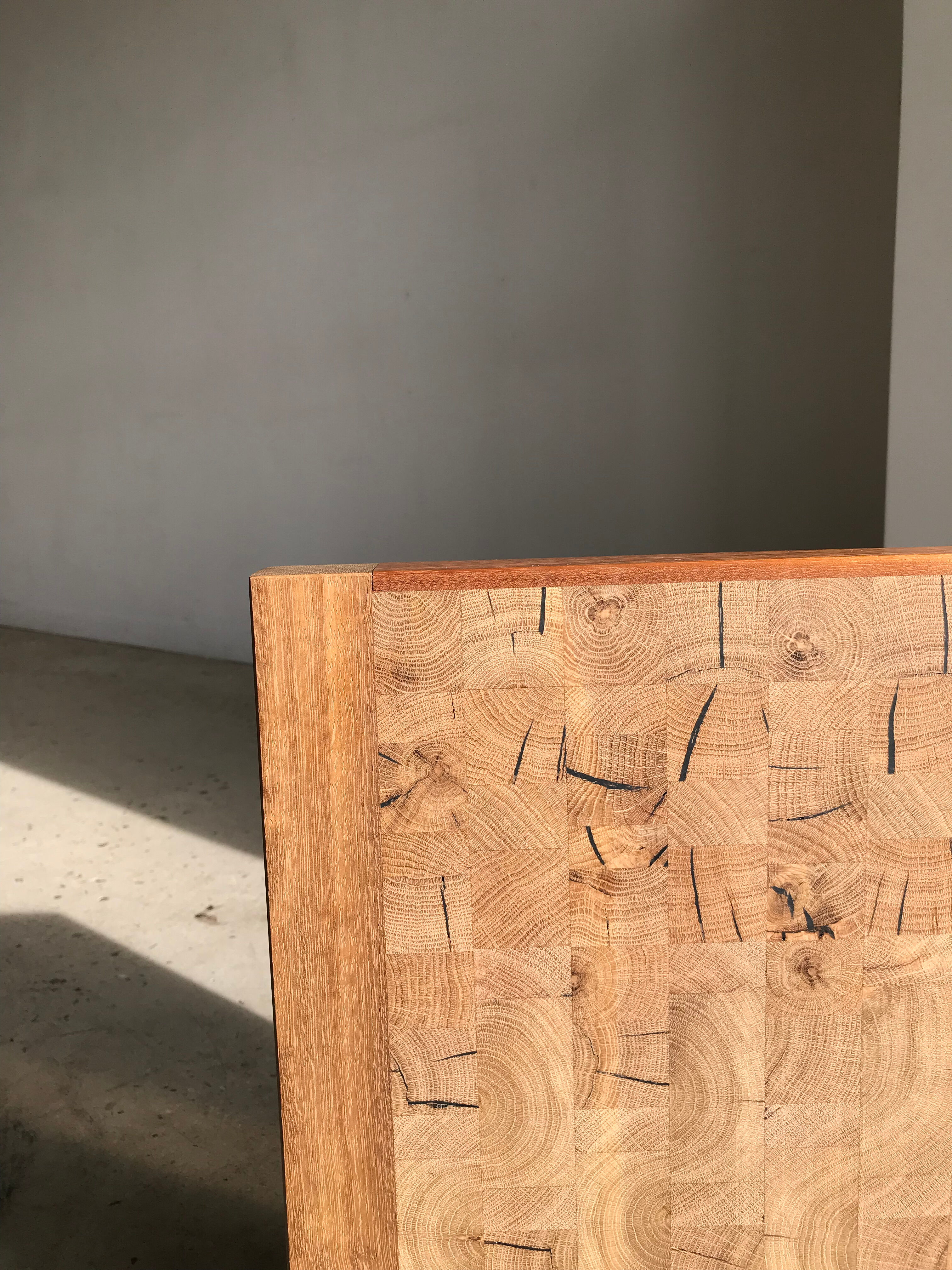 Decorative wooden top with checkerboard effect