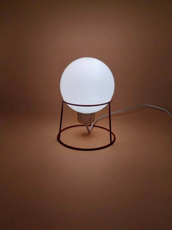 Lampe métal rouge globe opaline année 70 80