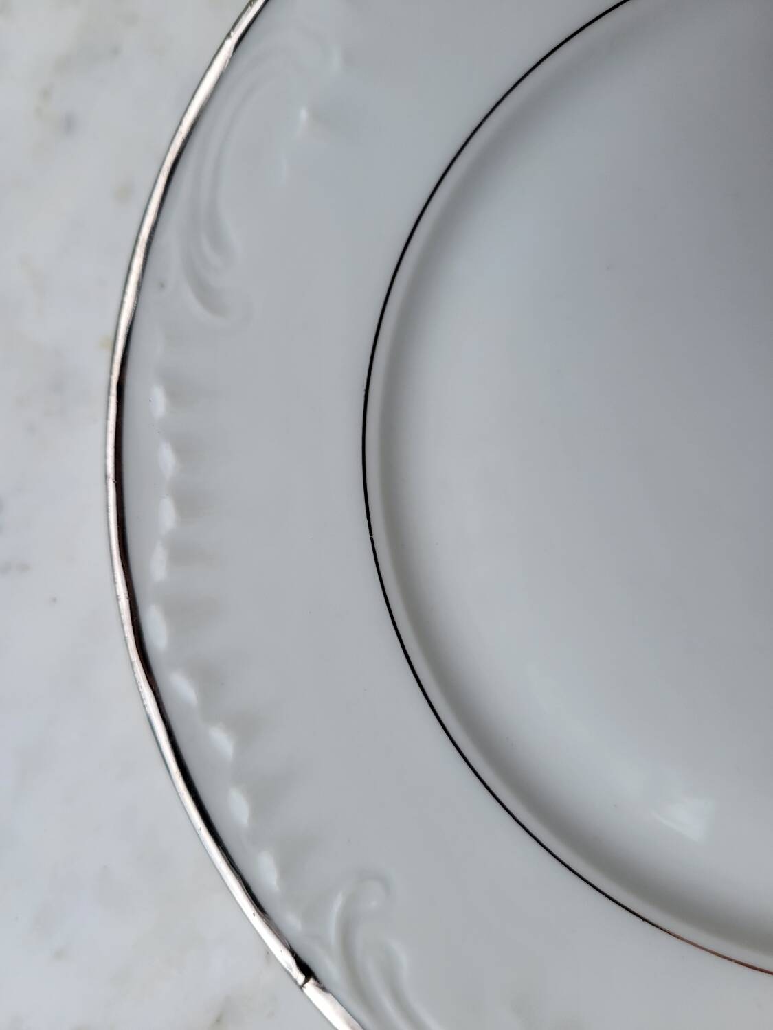 Silver-edged dessert service and its dish