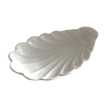 Shell-shaped white catchall.