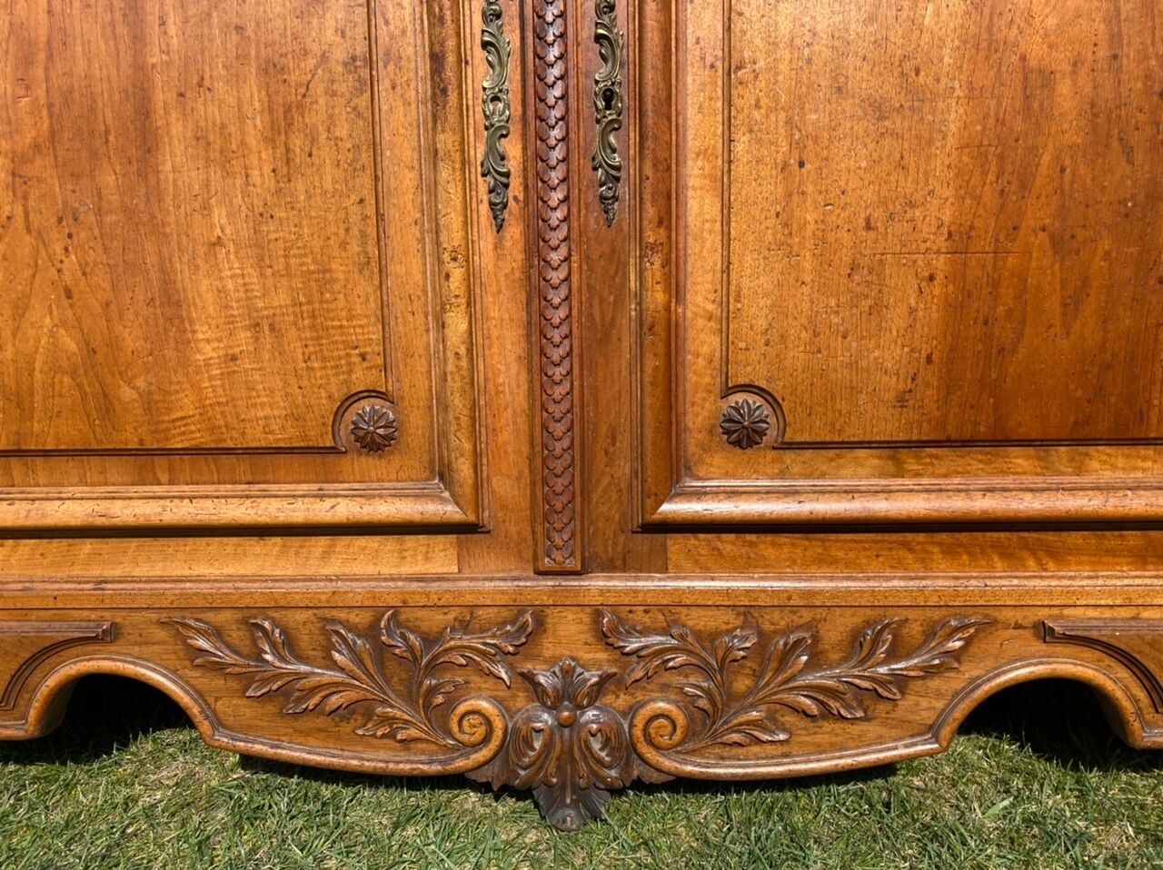 Buffet en noyer style Louis XV /Louis XVI