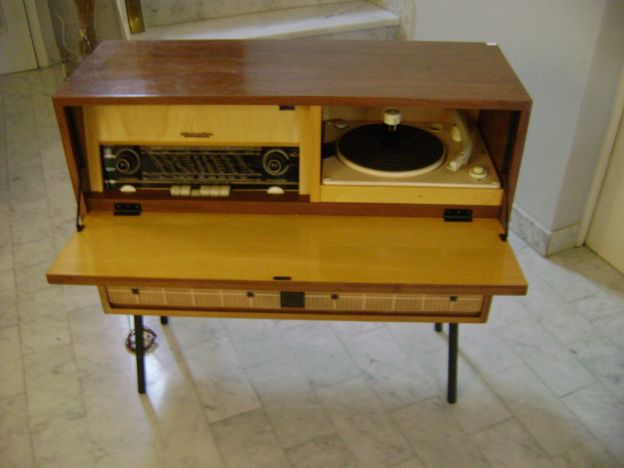 Meuble radio et tourne-disque " La Voix de son Maitre" des années 1950
