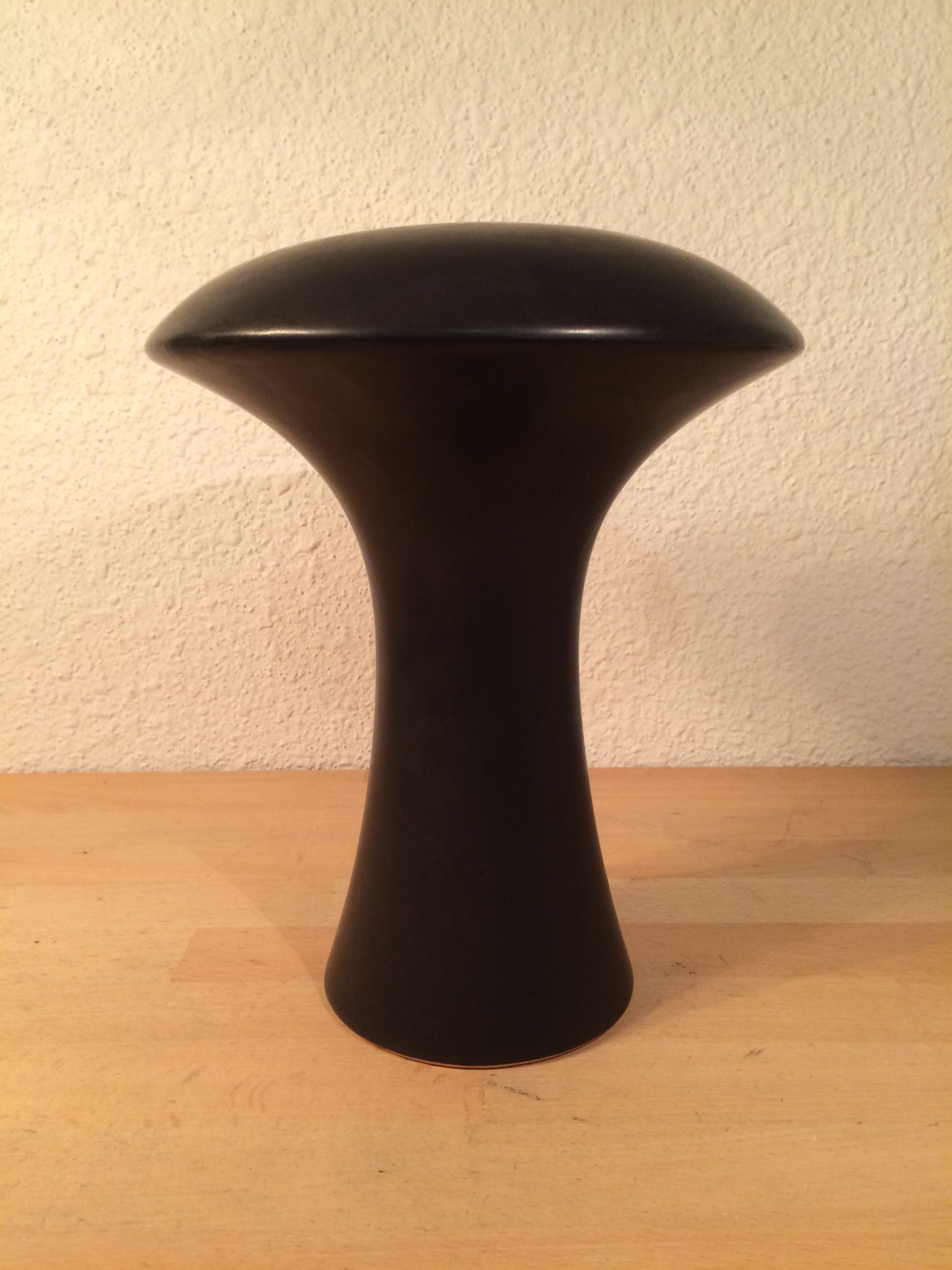 Vase moderniste "champignon" céramique noir