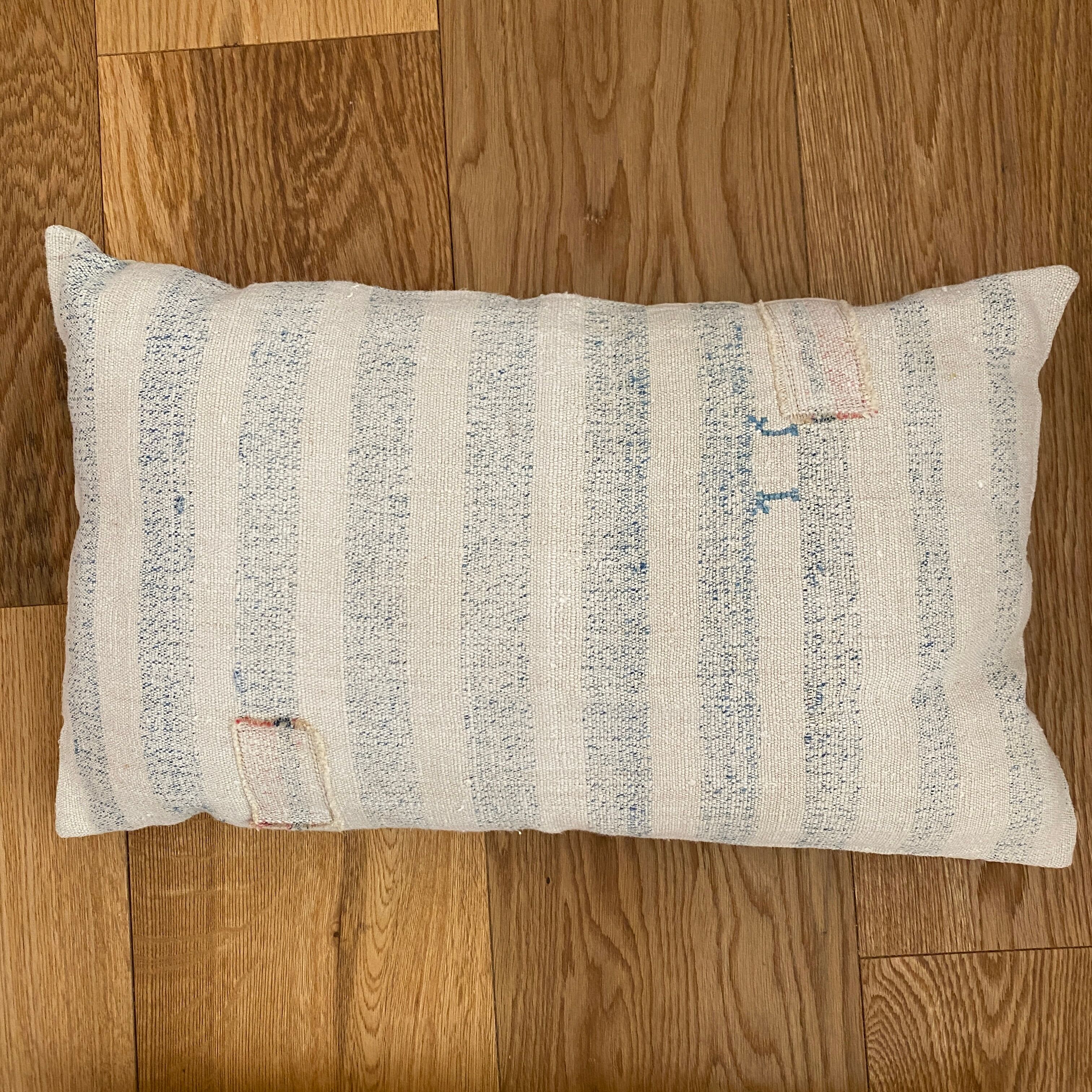 Coussin en toile ancienne style kilim tissé, patché