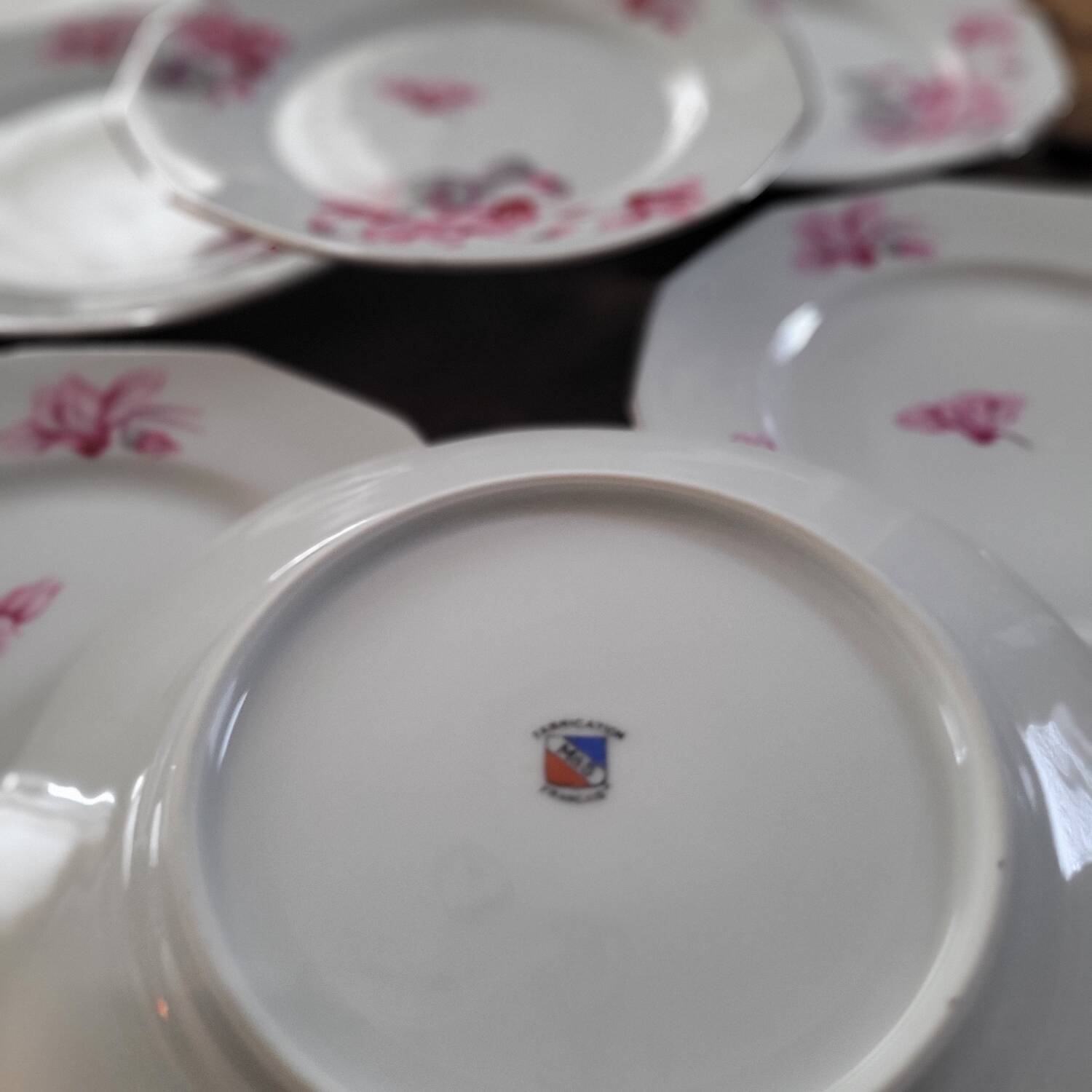 7 assiettes à dessert MBS France – décor de cyclamens roses, liseré ar