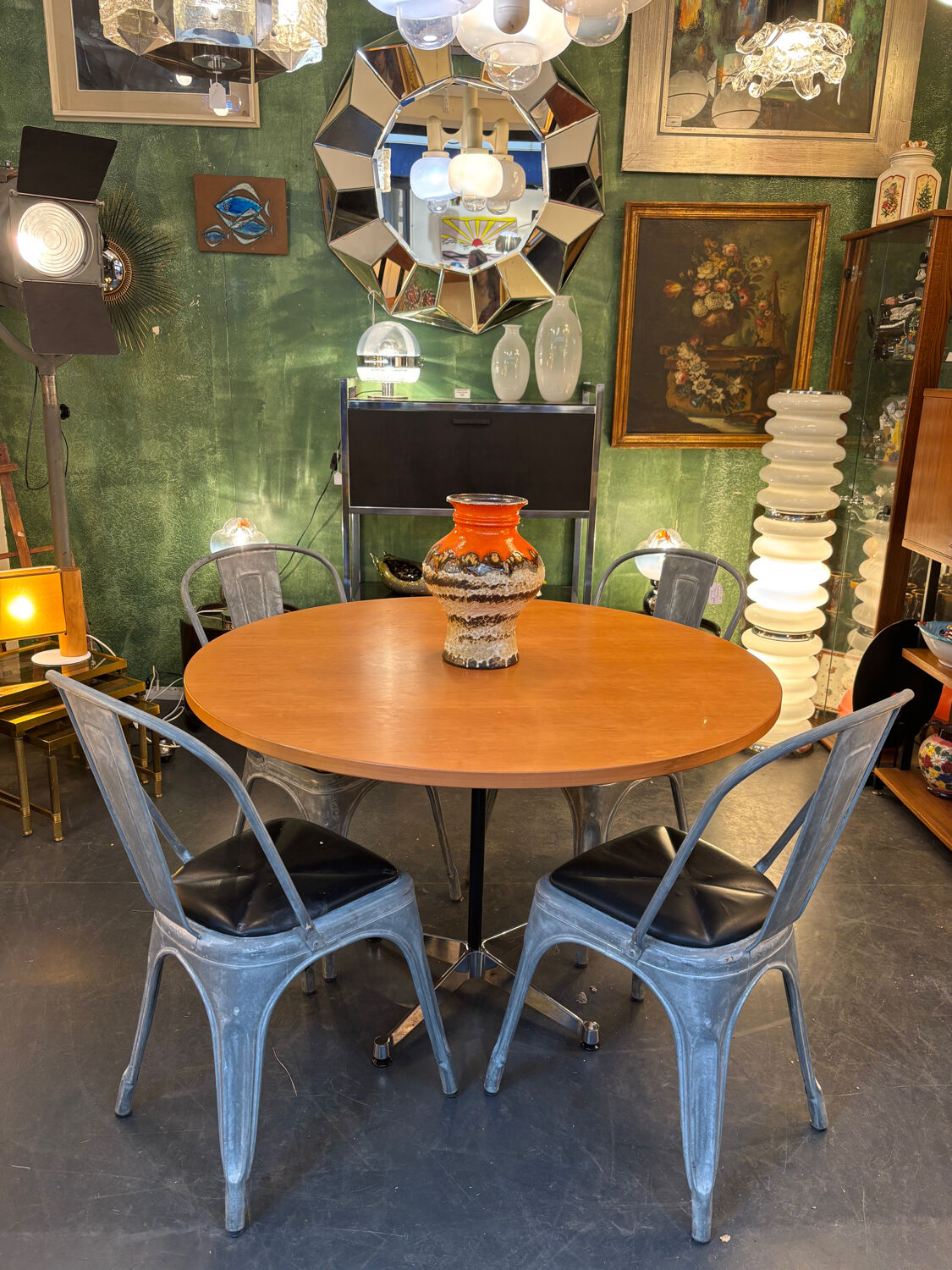 Grande table ronde Eames par Charles & Ray Eames – édition Vitra