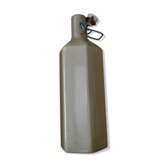 Bouteille en grès octogonale