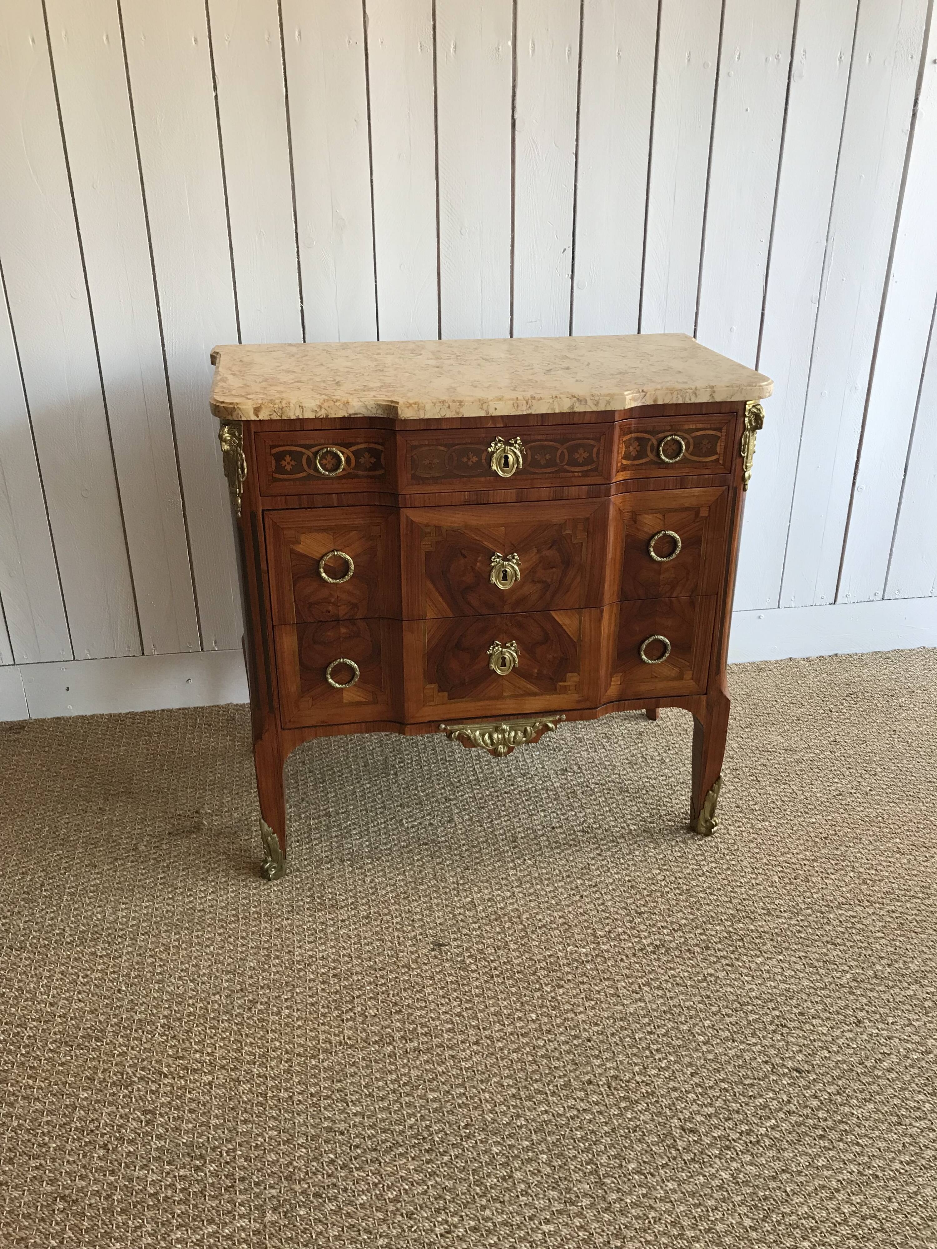 Commode transition in marquetry. 18th century.