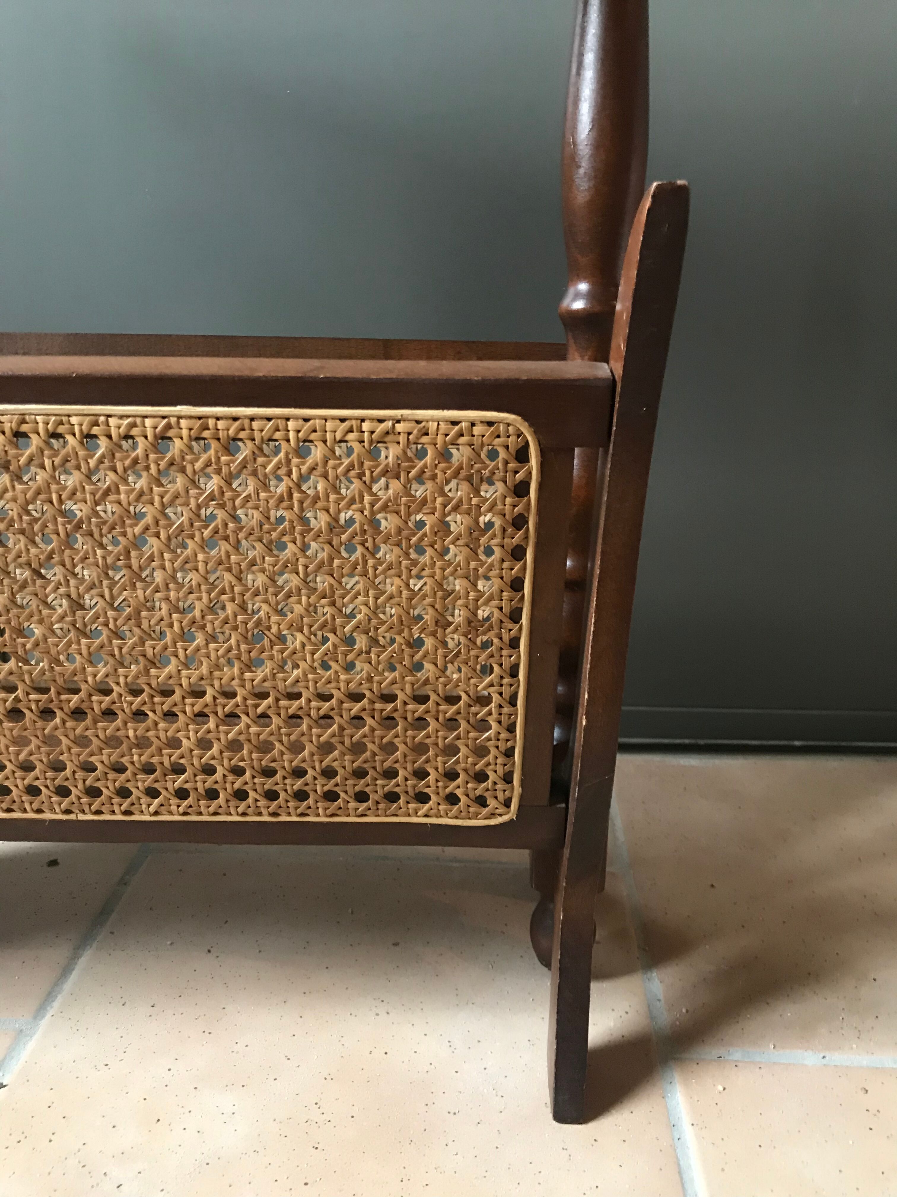 Magazines rack caning