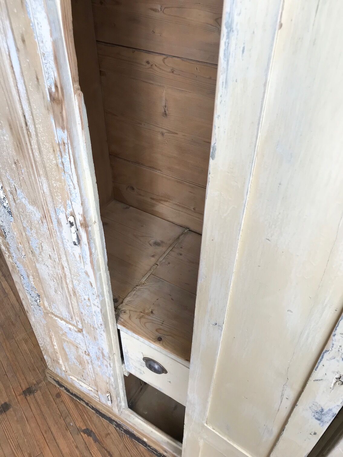 Wooden workshop vestiary