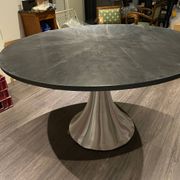 Table plateau noir ronde pied métal KARE design