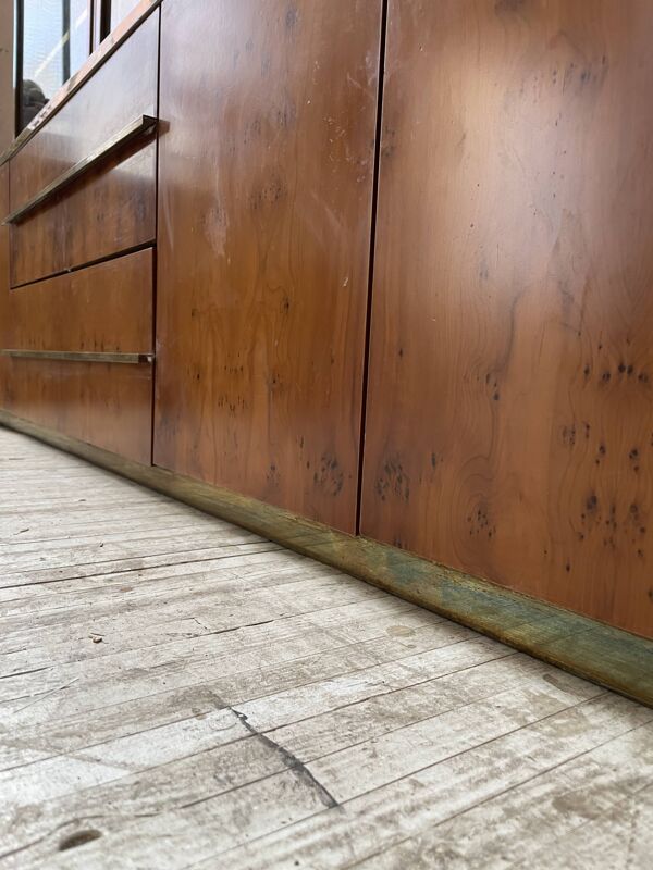 Bibliothèque dlg. de Mahey en orme et laiton XXL