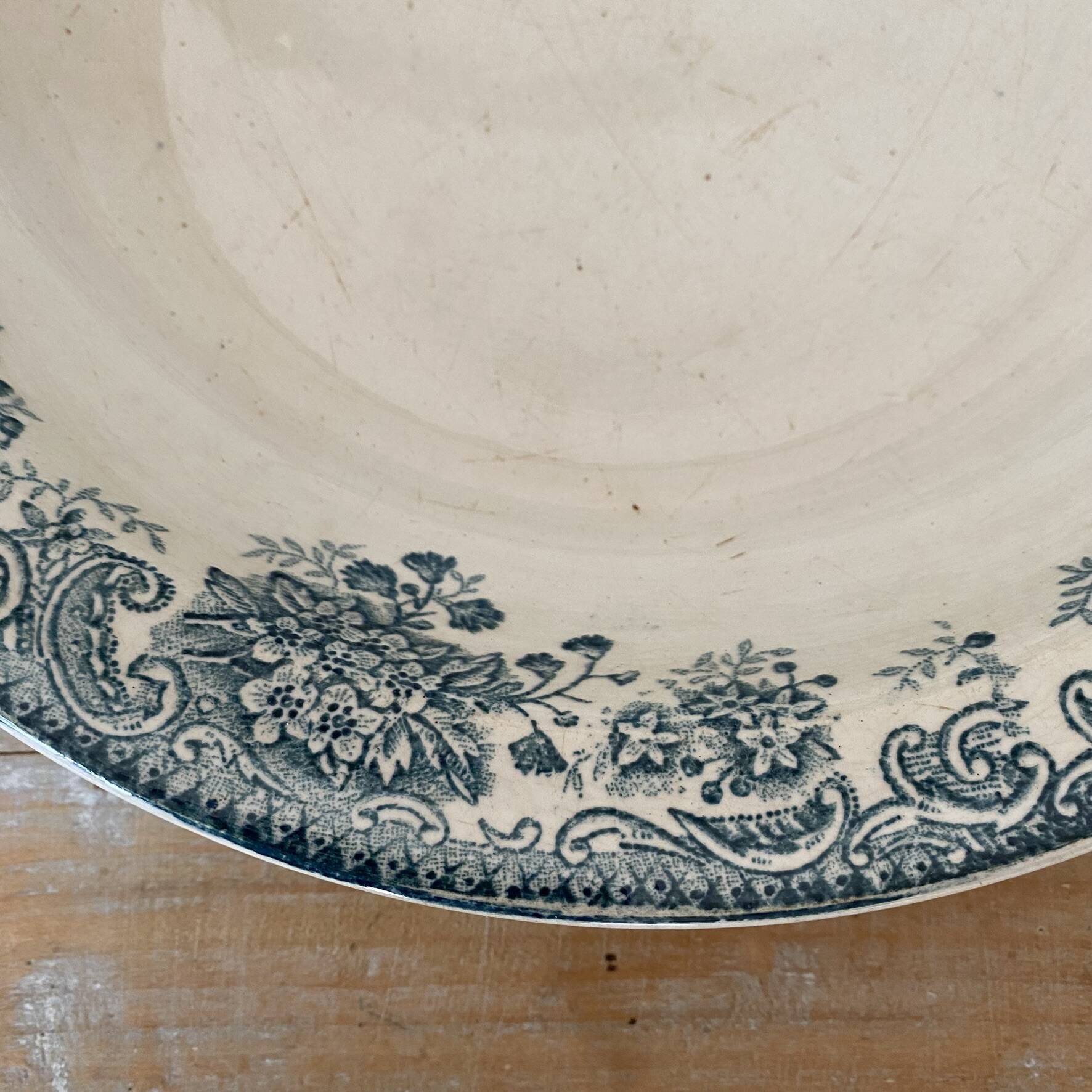 Shallow dish in ironstone 28 cm, Printania Amandinoise