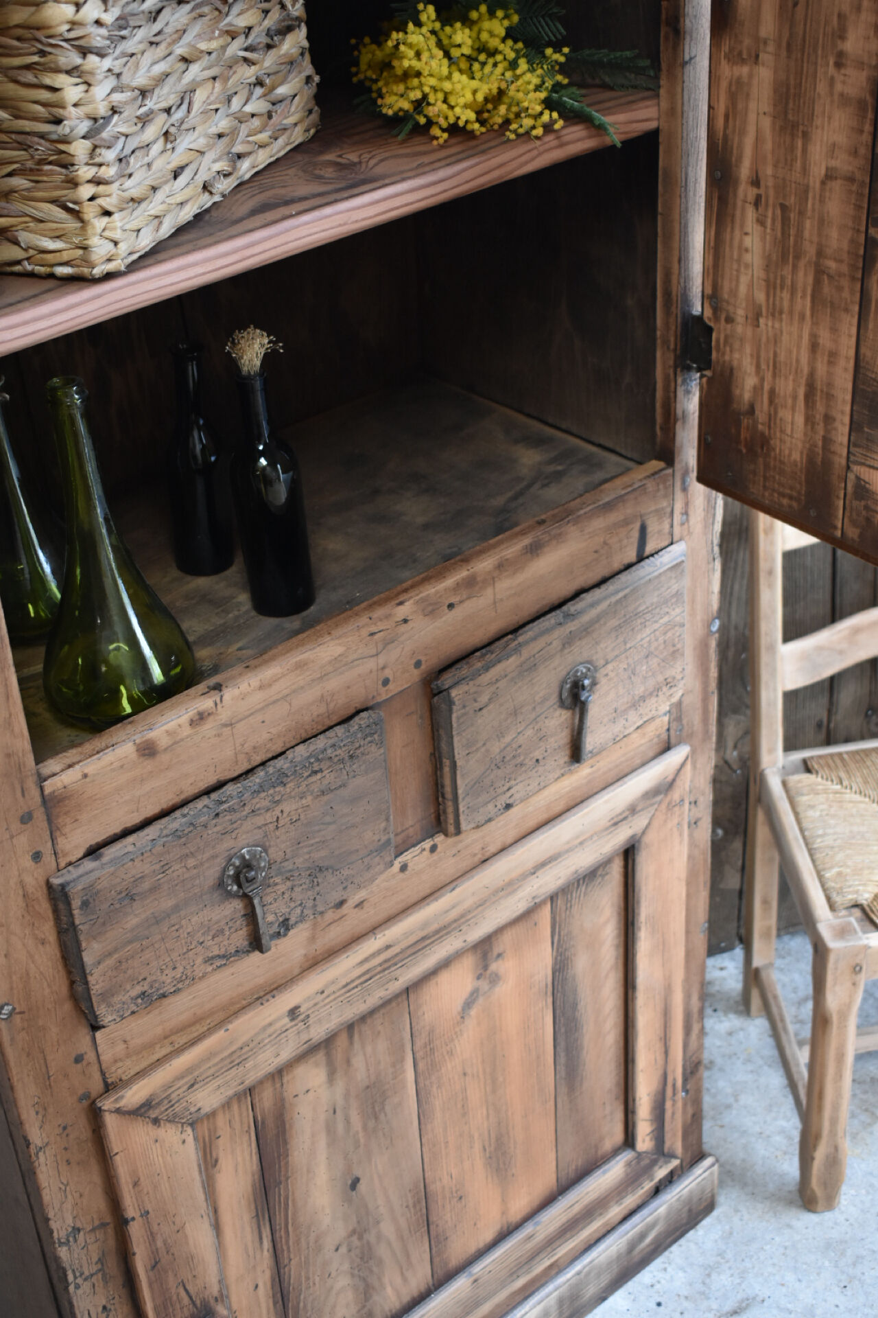 Rustic bonnetière