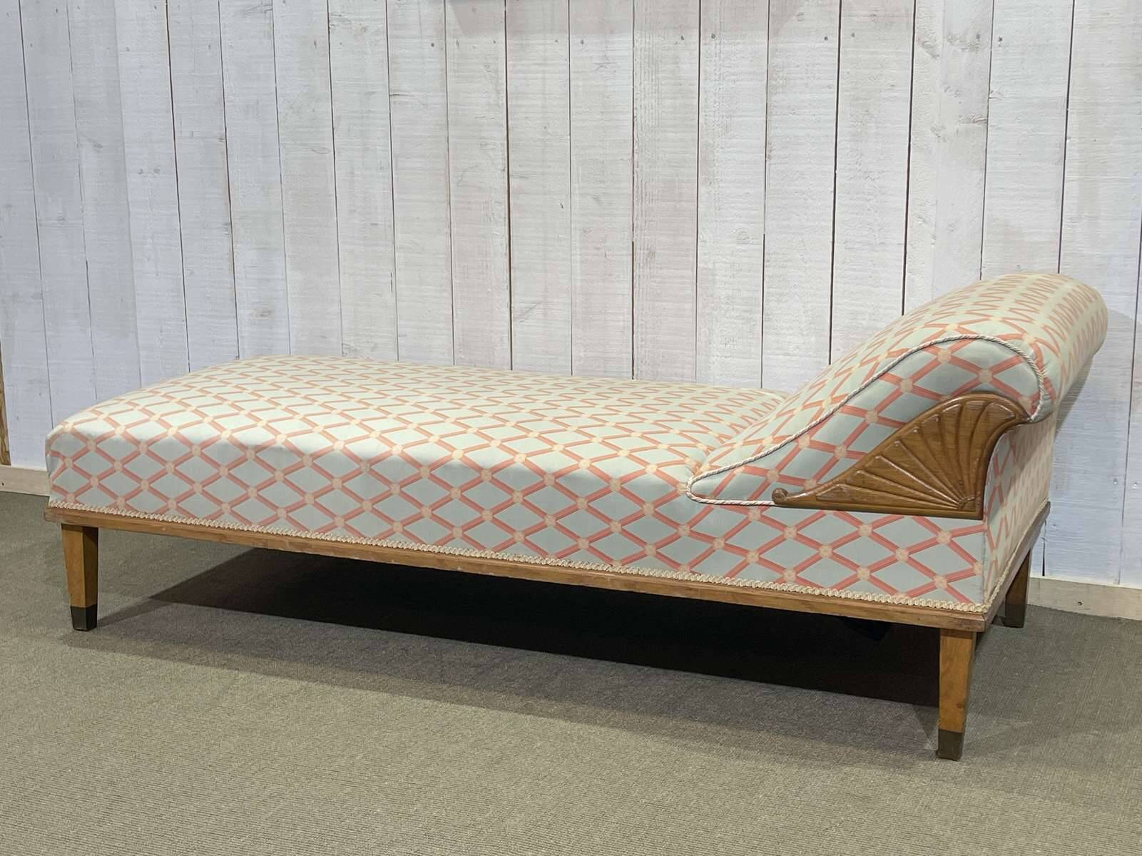 Lit de repos anglais début XXème en chêne, quelques tâches sur le tissu