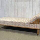 Lit de repos anglais début XXème en chêne, quelques tâches sur le tissu