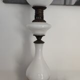 Lampe à pétrole électrifiée en opaline
