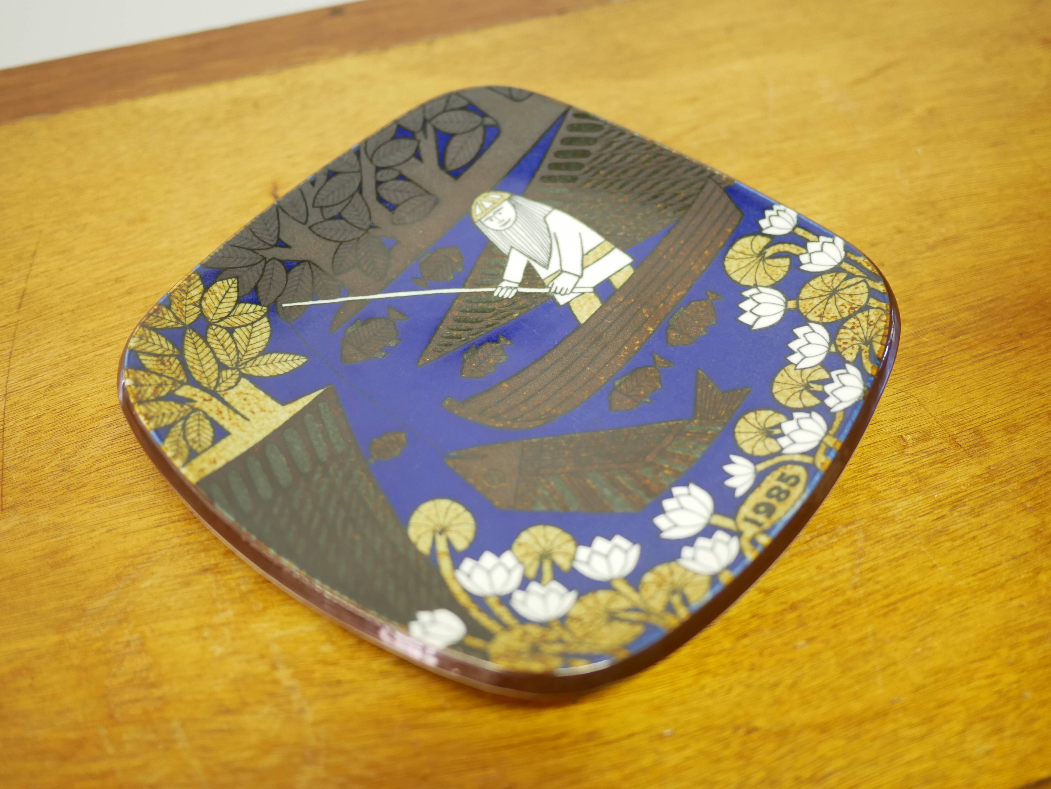 Vintage Scandinavian plate in ceramic by R. Uosikkinen, Arabia Finland