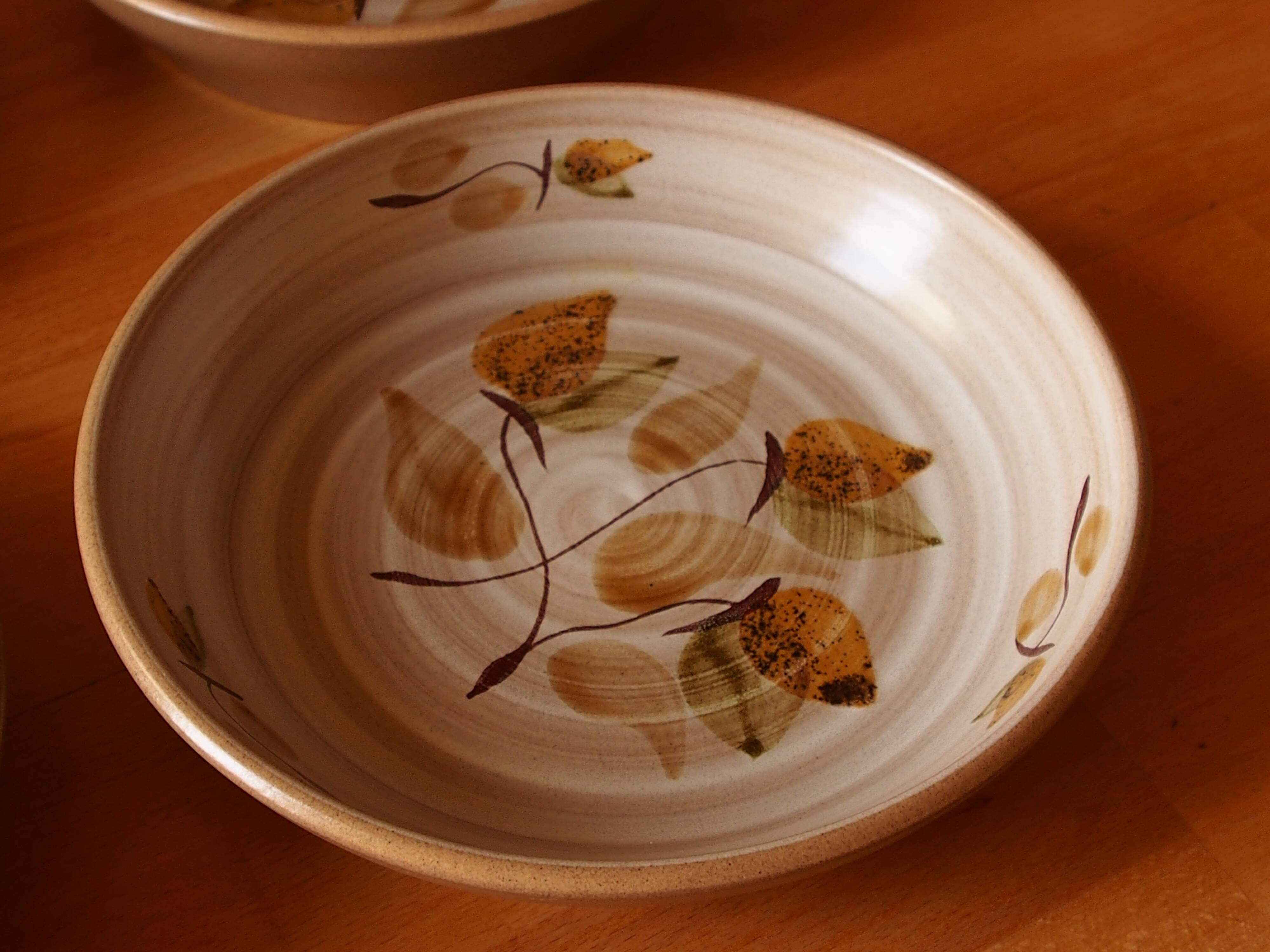 Four bowl-shaped plates in vintage Niderviller stoneware with plant decoration