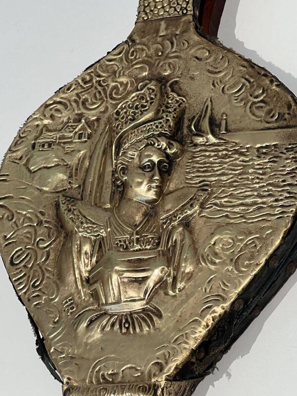 Soufflet de cheminée de style Louis XVI en laiton repoussé
