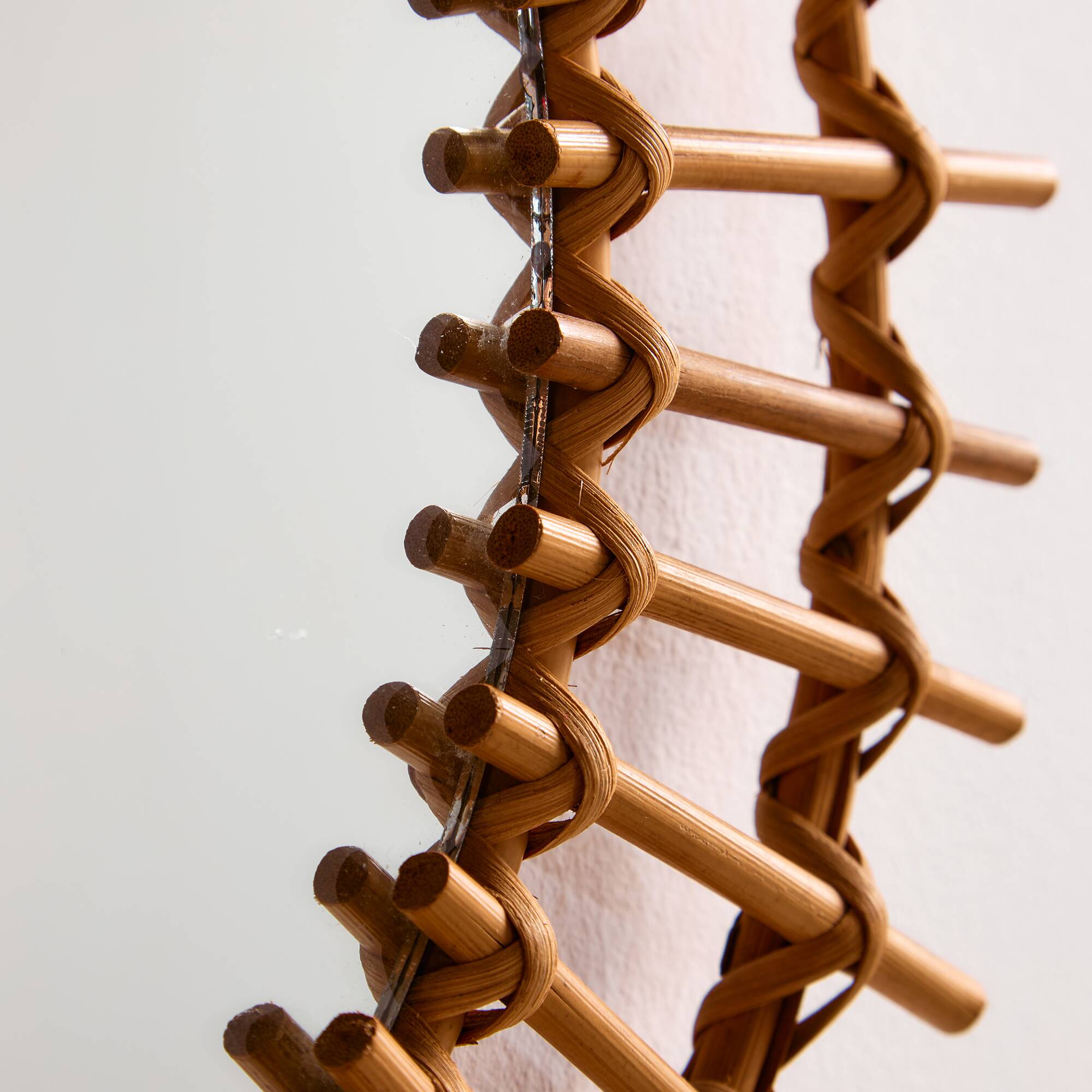 Miroir encadré en rotin et canne