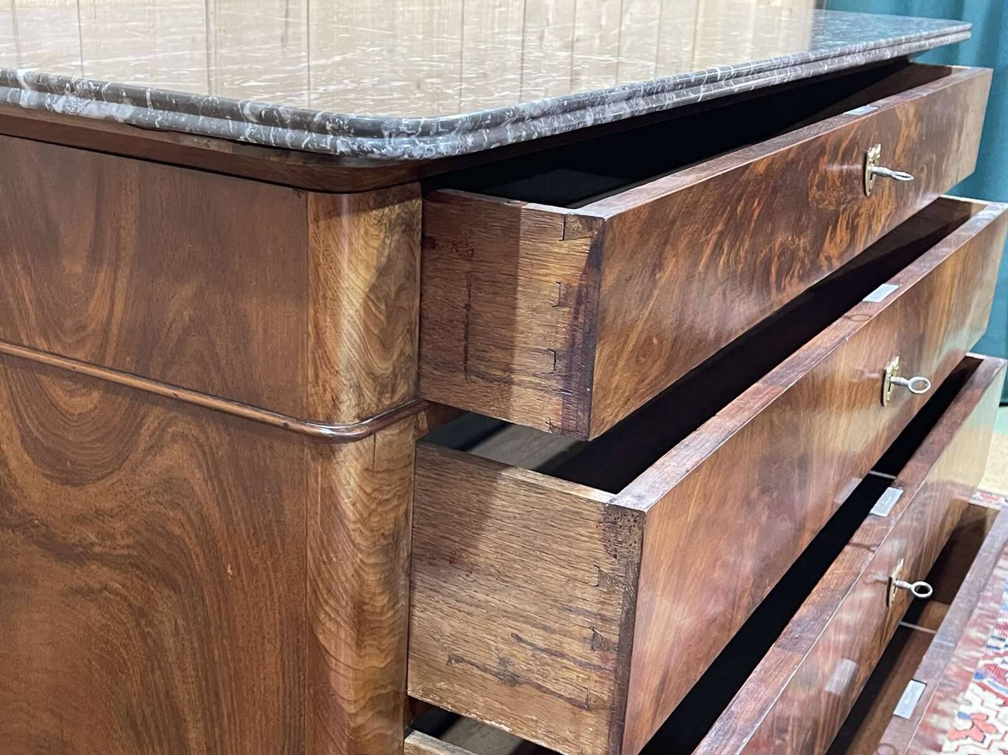 19th century Restoration chest of drawers in mahogany and marble top