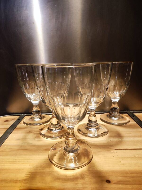 5 verres à vin anciens, à pans coupés
