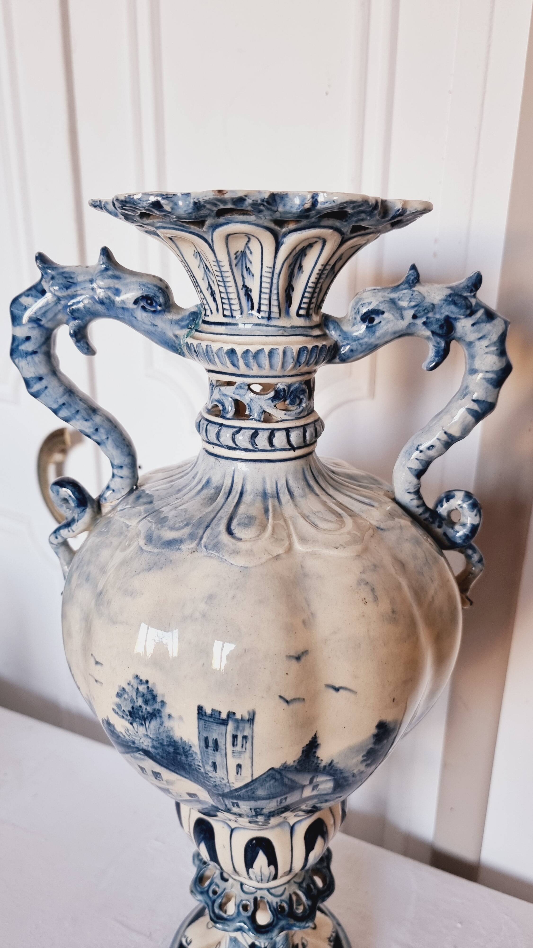 Large Spanish vase in Talavera style, hand-painted, adorned with a landscape.
