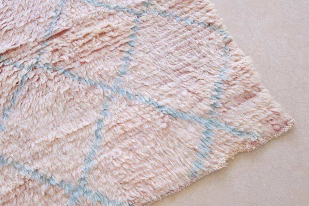 Moroccan Boujad rug in pink - 295 x 93 cm