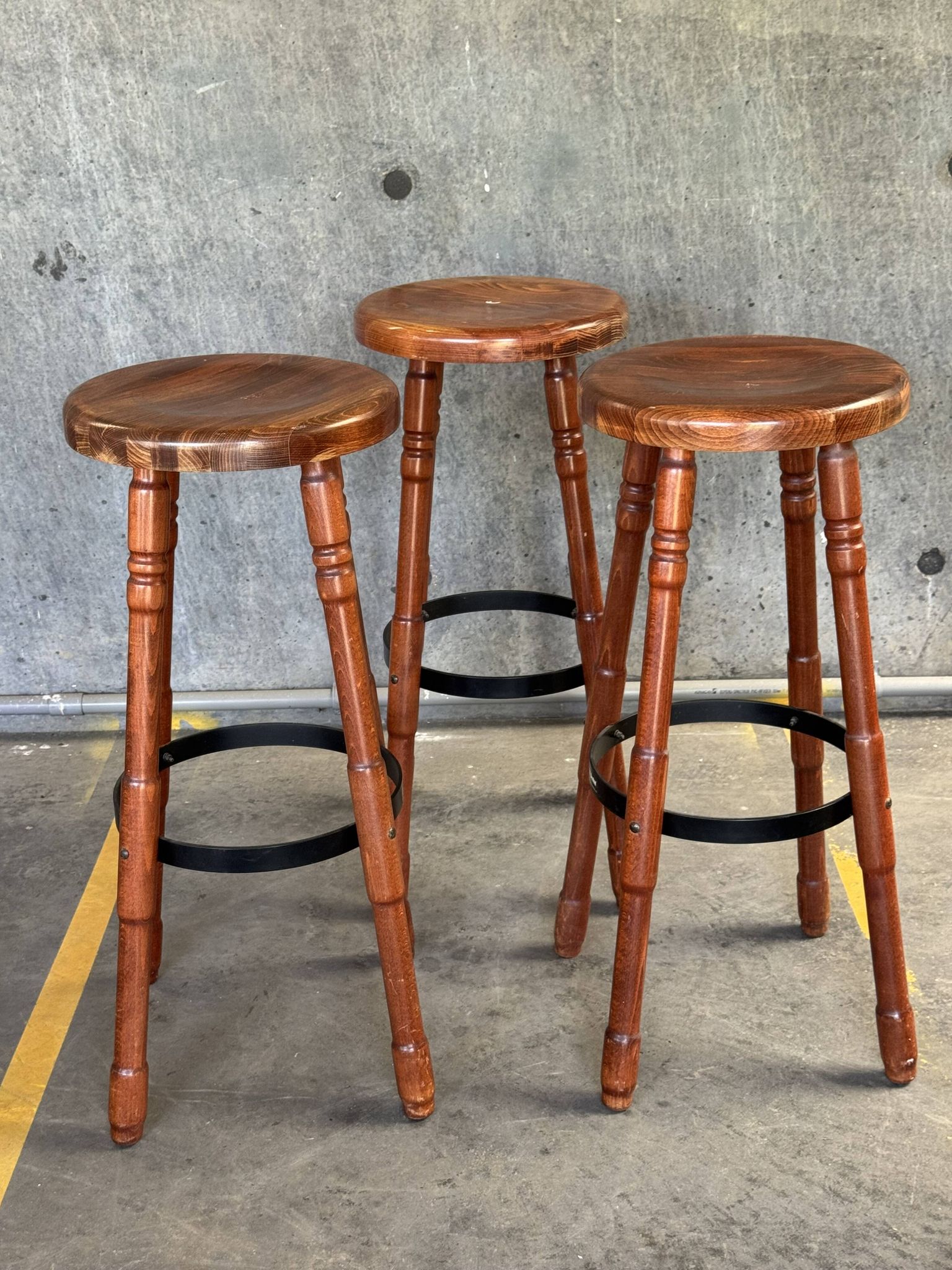 Trio de tabourets de bar en bois Bernkop