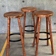 Trio de tabourets de bar en bois Bernkop