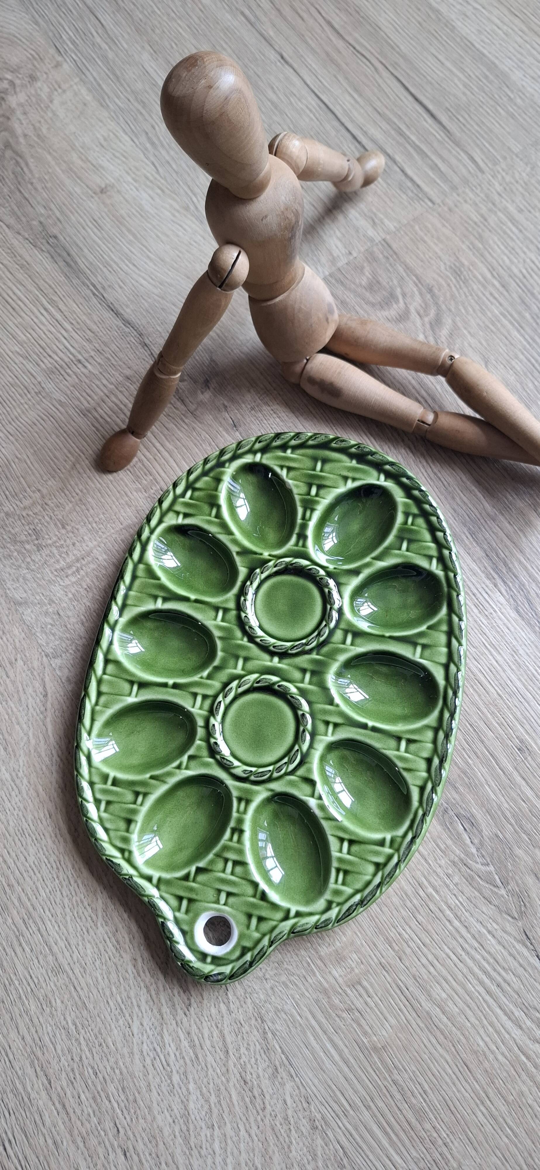 Woven slip egg dish