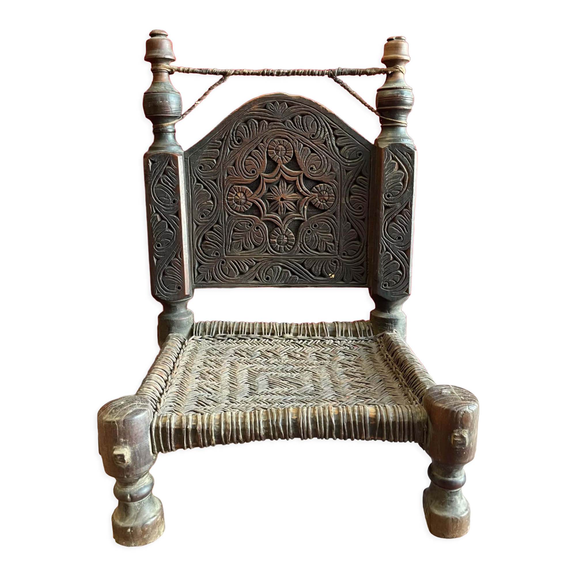 Ancienne chaise basse sculptée en bois de noyer assise tréssée en cuir, Pakistan Vallée de Swat