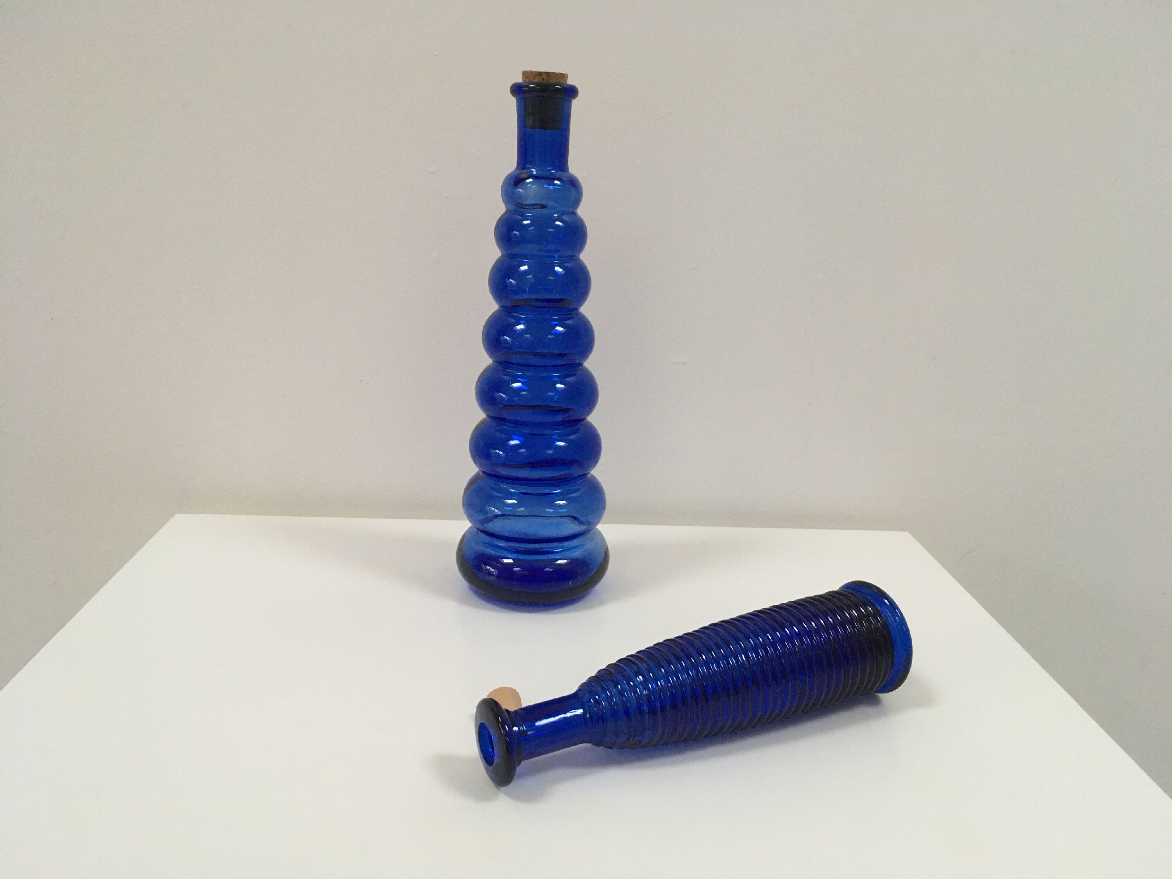 Lot de 2 vases soliflores en verre bleu torsadé