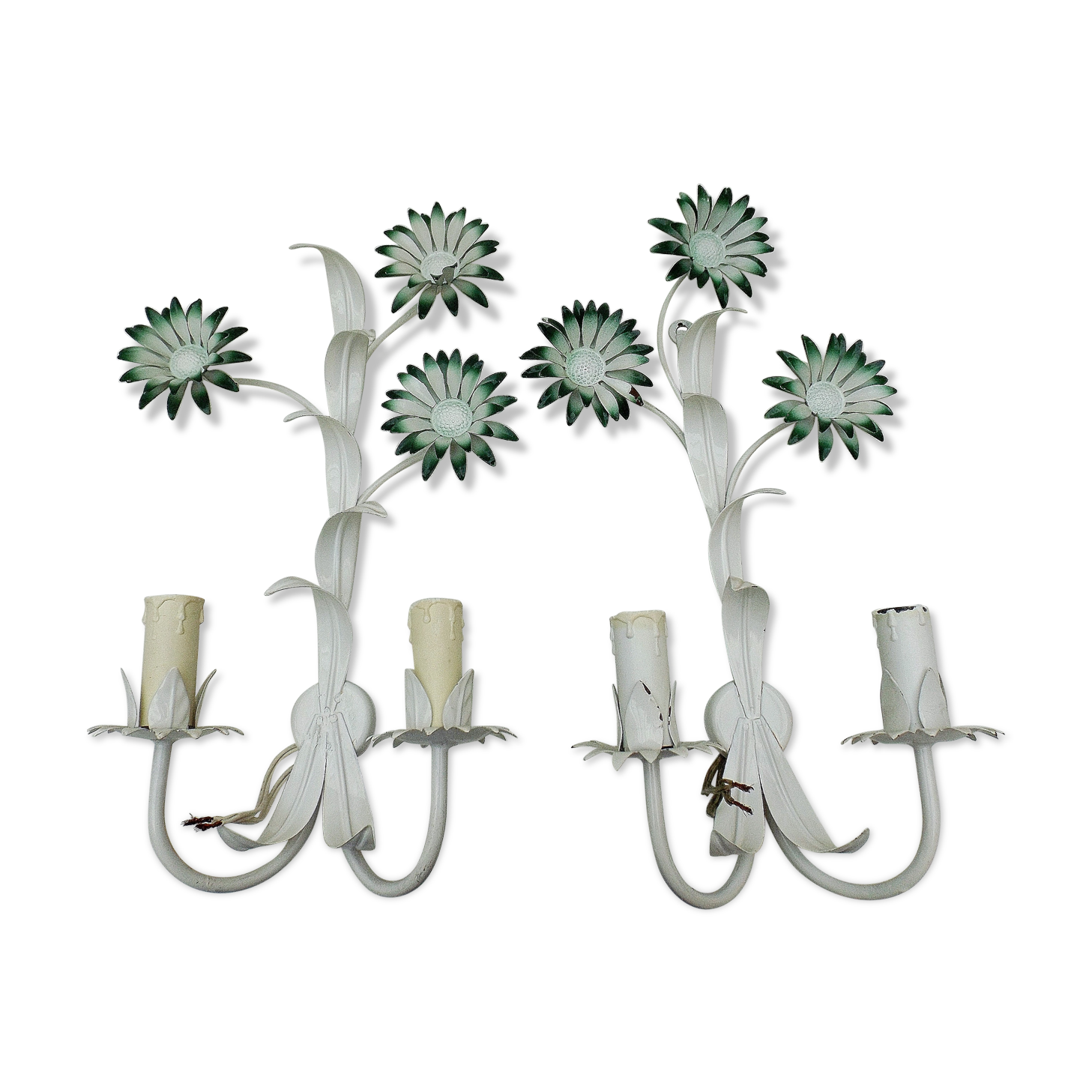 Paire d'appliques en tôle laquée blanc à décor de fleurs de Marguerite