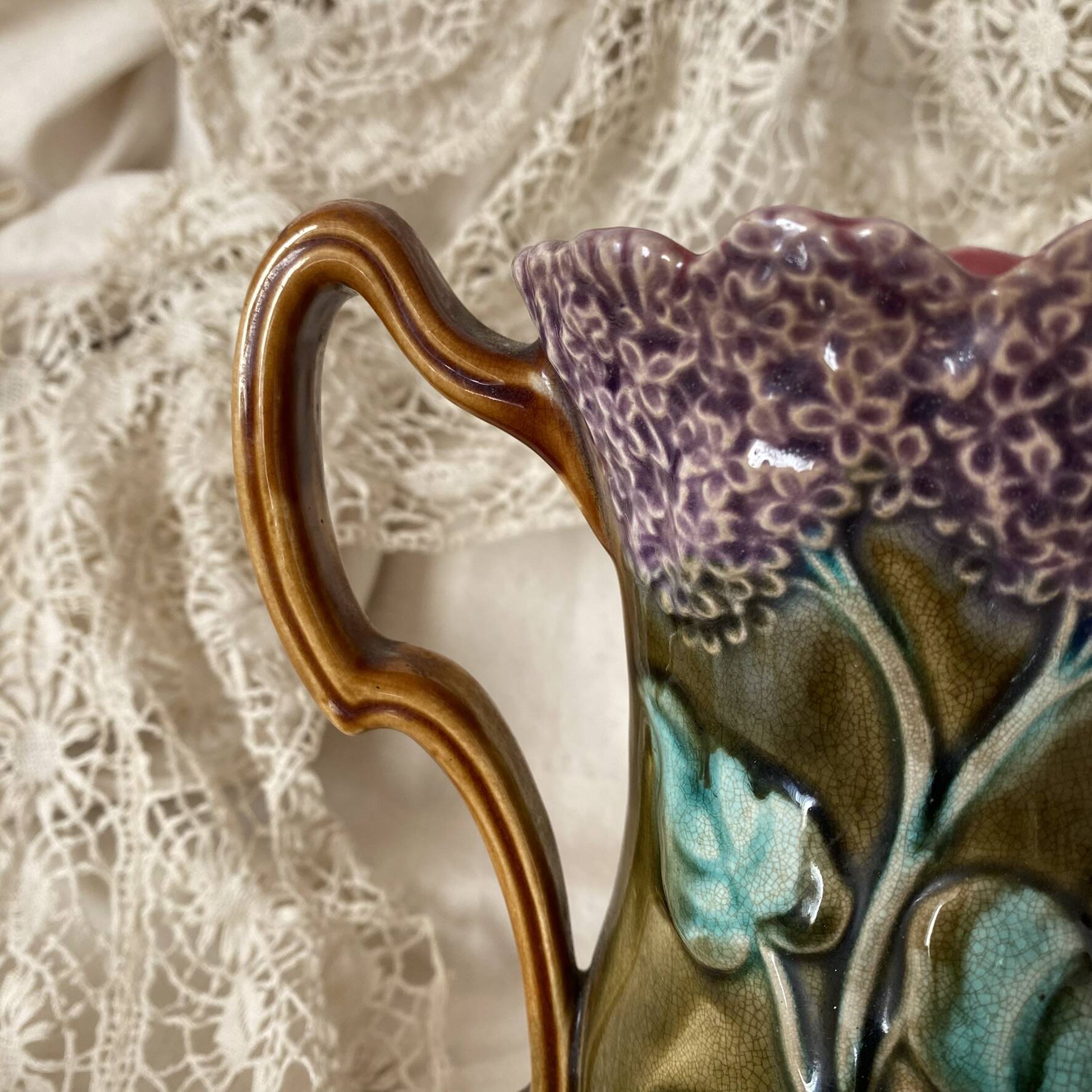 Pichet en barbotine Onaing décor Lilas art nouveau